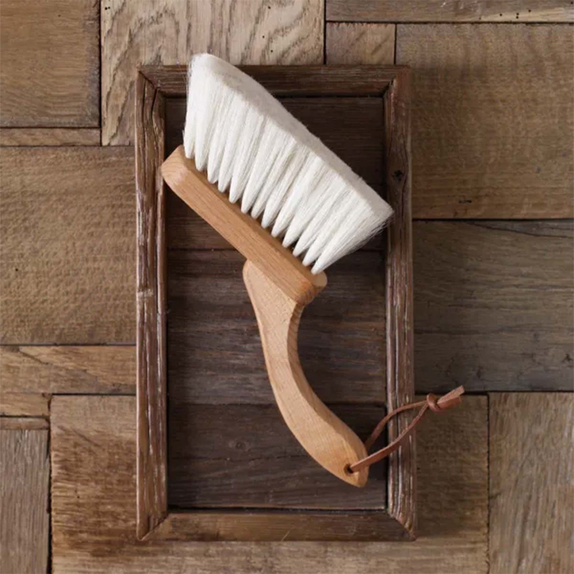 REDECKER（レデッカー）は、1935年にドイツ・フェルスマルトで創業された、天然素材を使用した高品質な生活道具を展開する老舗ブランドです。創業者フリーデル・レデッカー氏が視力を失ったことをきっかけに、手作業でブラシ製造を始めたことからスタートし、そのクラフトマンシップと品質へのこだわりは3世代にわたり継承されています。製品には天然木や植物繊維、動物毛などの自然素材が用いられ、環境に配慮したプラスチックフリーな暮らしを実現します。ナチュラルクリーニングやサステナブルなライフスタイルを志向する人々に人気があり、ドイツ製の確かな品質と伝統工芸品としての信頼性も評価されています。北欧風やミニマルな空間に調和する、美しく機能的なデザインも大きな魅力。REDECKERは、「クラフト」「デザイン」「品質」を大切にした、持続可能で丁寧な暮らしを支えるエコブランドとして、世界中で愛され続けています。