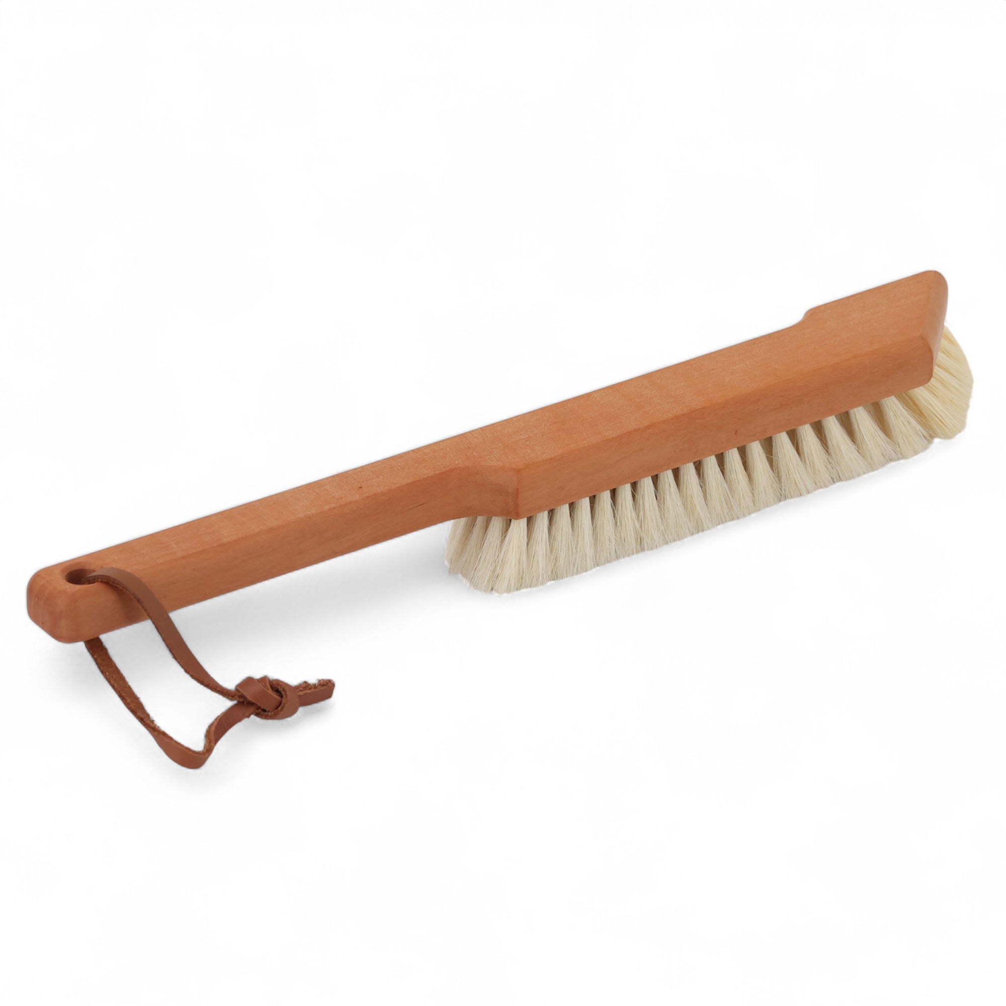 REDECKER（レデッカー）は、1935年にドイツ・フェルスマルトで創業された、天然素材を使用した高品質な生活道具を展開する老舗ブランドです。創業者フリーデル・レデッカー氏が視力を失ったことをきっかけに、手作業でブラシ製造を始めたことからスタートし、そのクラフトマンシップと品質へのこだわりは3世代にわたり継承されています。製品には天然木や植物繊維、動物毛などの自然素材が用いられ、環境に配慮したプラスチックフリーな暮らしを実現します。ナチュラルクリーニングやサステナブルなライフスタイルを志向する人々に人気があり、ドイツ製の確かな品質と伝統工芸品としての信頼性も評価されています。北欧風やミニマルな空間に調和する、美しく機能的なデザインも大きな魅力。REDECKERは、「クラフト」「デザイン」「品質」を大切にした、持続可能で丁寧な暮らしを支えるエコブランドとして、世界中で愛され続けています。