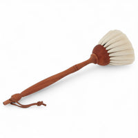 REDECKER（レデッカー）は、1935年にドイツ・フェルスマルトで創業された、天然素材を使用した高品質な生活道具を展開する老舗ブランドです。創業者フリーデル・レデッカー氏が視力を失ったことをきっかけに、手作業でブラシ製造を始めたことからスタートし、そのクラフトマンシップと品質へのこだわりは3世代にわたり継承されています。製品には天然木や植物繊維、動物毛などの自然素材が用いられ、環境に配慮したプラスチックフリーな暮らしを実現します。ナチュラルクリーニングやサステナブルなライフスタイルを志向する人々に人気があり、ドイツ製の確かな品質と伝統工芸品としての信頼性も評価されています。北欧風やミニマルな空間に調和する、美しく機能的なデザインも大きな魅力。REDECKERは、「クラフト」「デザイン」「品質」を大切にした、持続可能で丁寧な暮らしを支えるエコブランドとして、世界中で愛され続けています。