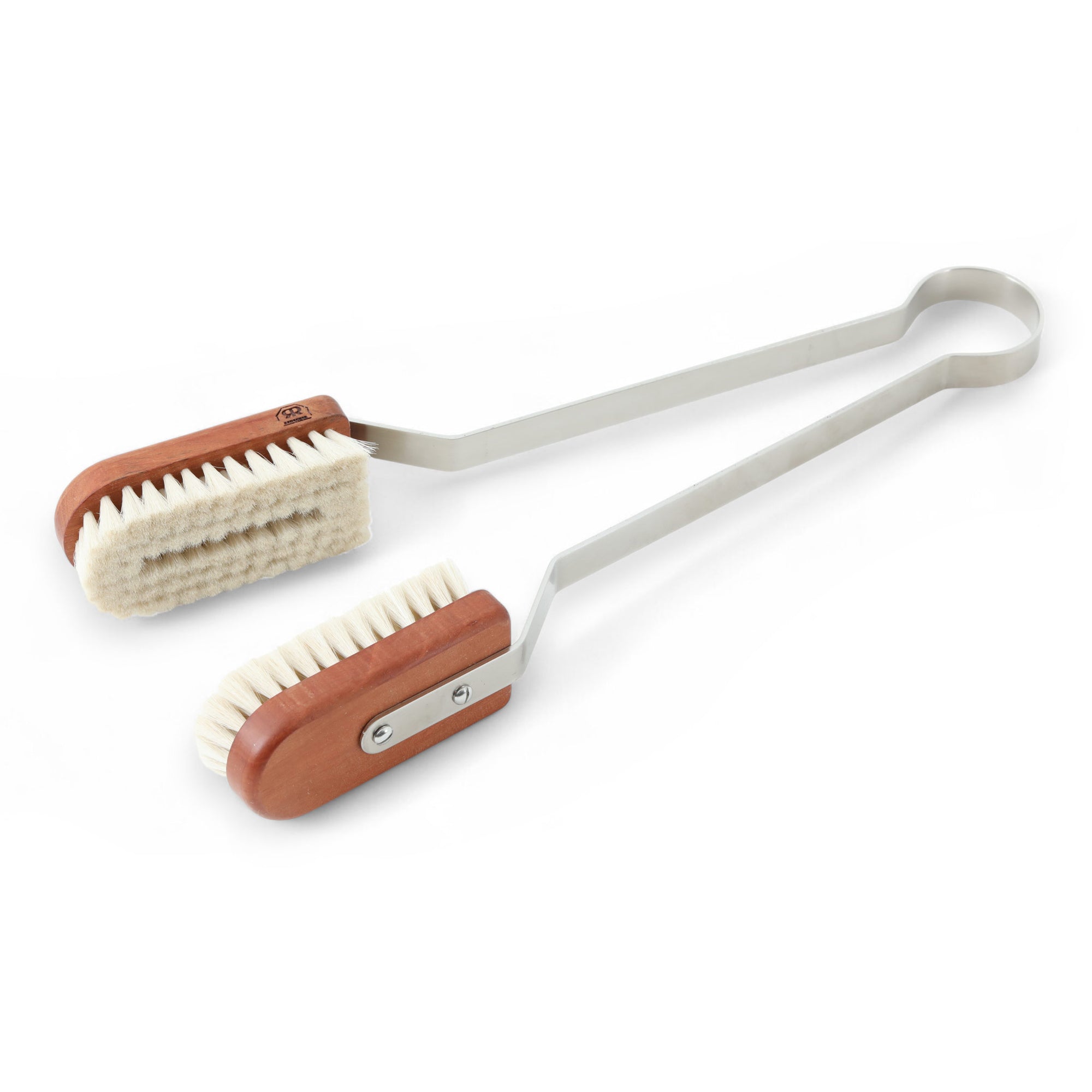 REDECKER（レデッカー）は、1935年にドイツ・フェルスマルトで創業された、天然素材を使用した高品質な生活道具を展開する老舗ブランドです。創業者フリーデル・レデッカー氏が視力を失ったことをきっかけに、手作業でブラシ製造を始めたことからスタートし、そのクラフトマンシップと品質へのこだわりは3世代にわたり継承されています。製品には天然木や植物繊維、動物毛などの自然素材が用いられ、環境に配慮したプラスチックフリーな暮らしを実現します。ナチュラルクリーニングやサステナブルなライフスタイルを志向する人々に人気があり、ドイツ製の確かな品質と伝統工芸品としての信頼性も評価されています。北欧風やミニマルな空間に調和する、美しく機能的なデザインも大きな魅力。REDECKERは、「クラフト」「デザイン」「品質」を大切にした、持続可能で丁寧な暮らしを支えるエコブランドとして、世界中で愛され続けています。