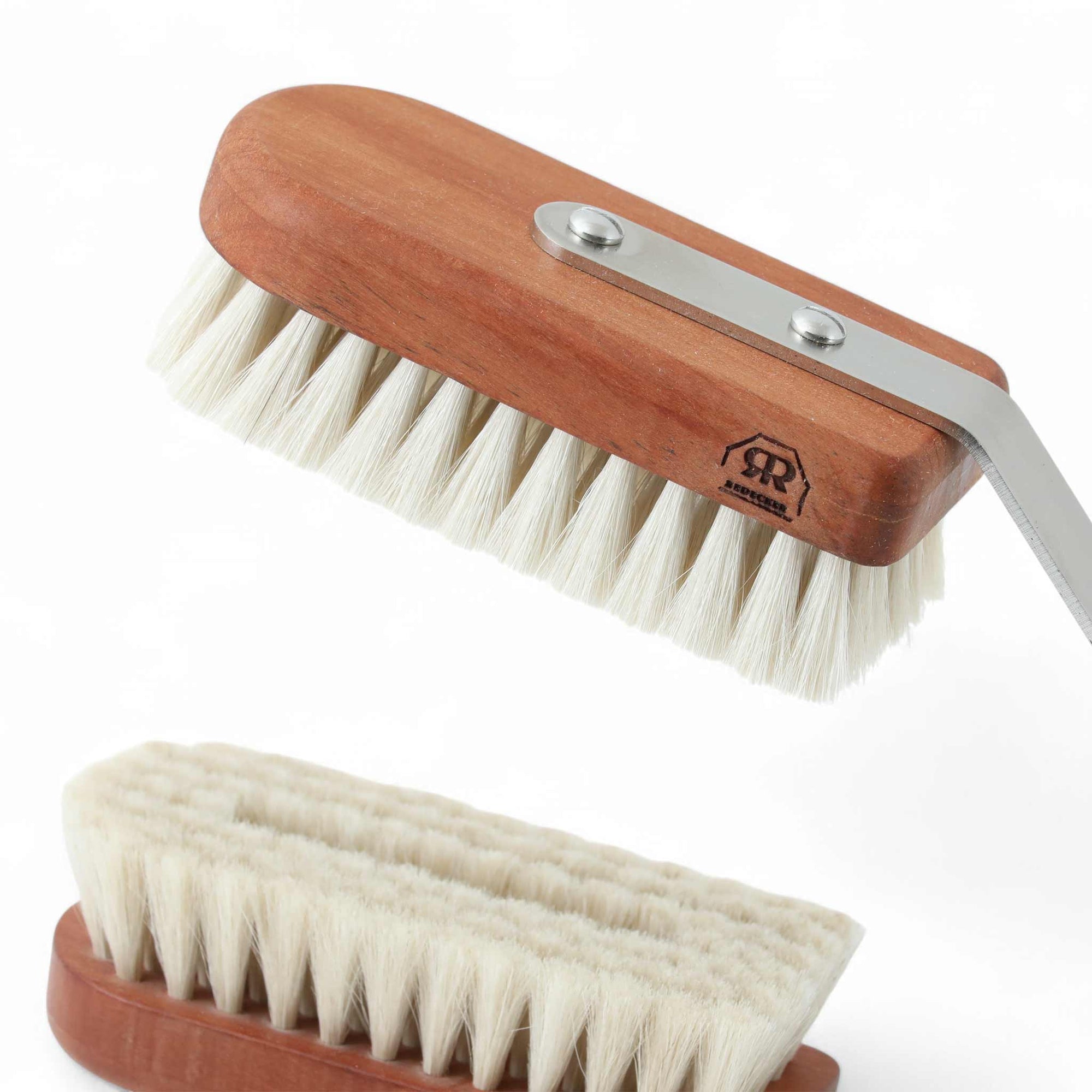 REDECKER（レデッカー）は、1935年にドイツ・フェルスマルトで創業された、天然素材を使用した高品質な生活道具を展開する老舗ブランドです。創業者フリーデル・レデッカー氏が視力を失ったことをきっかけに、手作業でブラシ製造を始めたことからスタートし、そのクラフトマンシップと品質へのこだわりは3世代にわたり継承されています。製品には天然木や植物繊維、動物毛などの自然素材が用いられ、環境に配慮したプラスチックフリーな暮らしを実現します。ナチュラルクリーニングやサステナブルなライフスタイルを志向する人々に人気があり、ドイツ製の確かな品質と伝統工芸品としての信頼性も評価されています。北欧風やミニマルな空間に調和する、美しく機能的なデザインも大きな魅力。REDECKERは、「クラフト」「デザイン」「品質」を大切にした、持続可能で丁寧な暮らしを支えるエコブランドとして、世界中で愛され続けています。