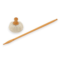 REDECKER（レデッカー）は、1935年にドイツ・フェルスマルトで創業された、天然素材を使用した高品質な生活道具を展開する老舗ブランドです。創業者フリーデル・レデッカー氏が視力を失ったことをきっかけに、手作業でブラシ製造を始めたことからスタートし、そのクラフトマンシップと品質へのこだわりは3世代にわたり継承されています。製品には天然木や植物繊維、動物毛などの自然素材が用いられ、環境に配慮したプラスチックフリーな暮らしを実現します。ナチュラルクリーニングやサステナブルなライフスタイルを志向する人々に人気があり、ドイツ製の確かな品質と伝統工芸品としての信頼性も評価されています。北欧風やミニマルな空間に調和する、美しく機能的なデザインも大きな魅力。REDECKERは、「クラフト」「デザイン」「品質」を大切にした、持続可能で丁寧な暮らしを支えるエコブランドとして、世界中で愛され続けています。