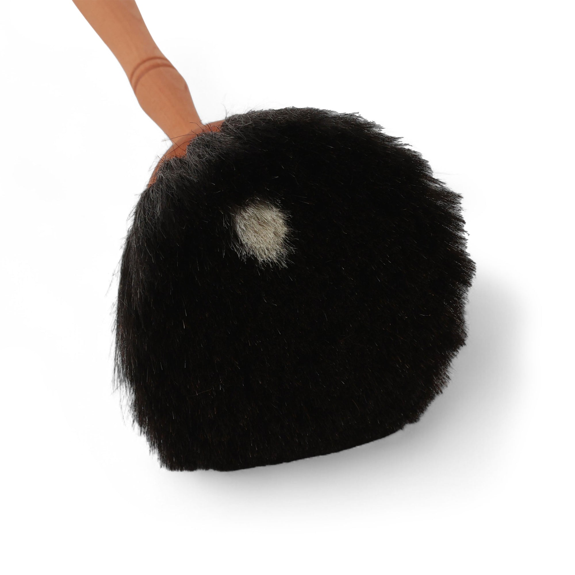 REDECKER（レデッカー）は、1935年にドイツ・フェルスマルトで創業された、天然素材を使用した高品質な生活道具を展開する老舗ブランドです。創業者フリーデル・レデッカー氏が視力を失ったことをきっかけに、手作業でブラシ製造を始めたことからスタートし、そのクラフトマンシップと品質へのこだわりは3世代にわたり継承されています。製品には天然木や植物繊維、動物毛などの自然素材が用いられ、環境に配慮したプラスチックフリーな暮らしを実現します。ナチュラルクリーニングやサステナブルなライフスタイルを志向する人々に人気があり、ドイツ製の確かな品質と伝統工芸品としての信頼性も評価されています。北欧風やミニマルな空間に調和する、美しく機能的なデザインも大きな魅力。REDECKERは、「クラフト」「デザイン」「品質」を大切にした、持続可能で丁寧な暮らしを支えるエコブランドとして、世界中で愛され続けています。