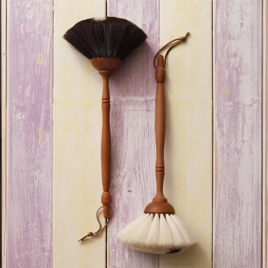 REDECKER（レデッカー）は、1935年にドイツ・フェルスマルトで創業された、天然素材を使用した高品質な生活道具を展開する老舗ブランドです。創業者フリーデル・レデッカー氏が視力を失ったことをきっかけに、手作業でブラシ製造を始めたことからスタートし、そのクラフトマンシップと品質へのこだわりは3世代にわたり継承されています。製品には天然木や植物繊維、動物毛などの自然素材が用いられ、環境に配慮したプラスチックフリーな暮らしを実現します。ナチュラルクリーニングやサステナブルなライフスタイルを志向する人々に人気があり、ドイツ製の確かな品質と伝統工芸品としての信頼性も評価されています。北欧風やミニマルな空間に調和する、美しく機能的なデザインも大きな魅力。REDECKERは、「クラフト」「デザイン」「品質」を大切にした、持続可能で丁寧な暮らしを支えるエコブランドとして、世界中で愛され続けています。