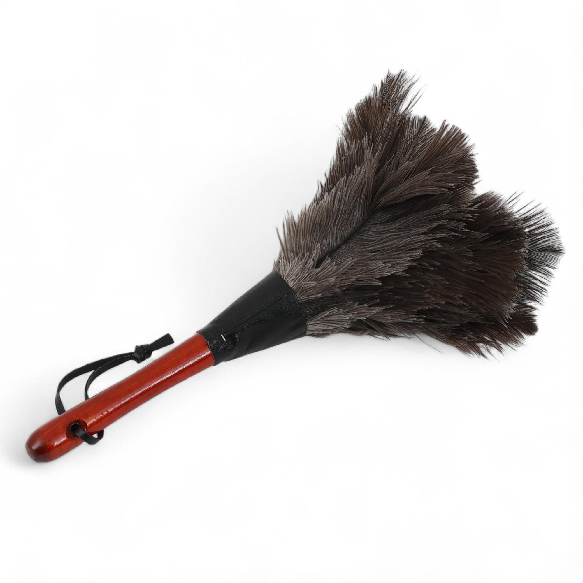 REDECKER（レデッカー）は、1935年にドイツ・フェルスマルトで創業された、天然素材を使用した高品質な生活道具を展開する老舗ブランドです。創業者フリーデル・レデッカー氏が視力を失ったことをきっかけに、手作業でブラシ製造を始めたことからスタートし、そのクラフトマンシップと品質へのこだわりは3世代にわたり継承されています。製品には天然木や植物繊維、動物毛などの自然素材が用いられ、環境に配慮したプラスチックフリーな暮らしを実現します。ナチュラルクリーニングやサステナブルなライフスタイルを志向する人々に人気があり、ドイツ製の確かな品質と伝統工芸品としての信頼性も評価されています。北欧風やミニマルな空間に調和する、美しく機能的なデザインも大きな魅力。REDECKERは、「クラフト」「デザイン」「品質」を大切にした、持続可能で丁寧な暮らしを支えるエコブランドとして、世界中で愛され続けています。