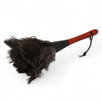 REDECKER（レデッカー）は、1935年にドイツ・フェルスマルトで創業された、天然素材を使用した高品質な生活道具を展開する老舗ブランドです。創業者フリーデル・レデッカー氏が視力を失ったことをきっかけに、手作業でブラシ製造を始めたことからスタートし、そのクラフトマンシップと品質へのこだわりは3世代にわたり継承されています。製品には天然木や植物繊維、動物毛などの自然素材が用いられ、環境に配慮したプラスチックフリーな暮らしを実現します。ナチュラルクリーニングやサステナブルなライフスタイルを志向する人々に人気があり、ドイツ製の確かな品質と伝統工芸品としての信頼性も評価されています。北欧風やミニマルな空間に調和する、美しく機能的なデザインも大きな魅力。REDECKERは、「クラフト」「デザイン」「品質」を大切にした、持続可能で丁寧な暮らしを支えるエコブランドとして、世界中で愛され続けています。