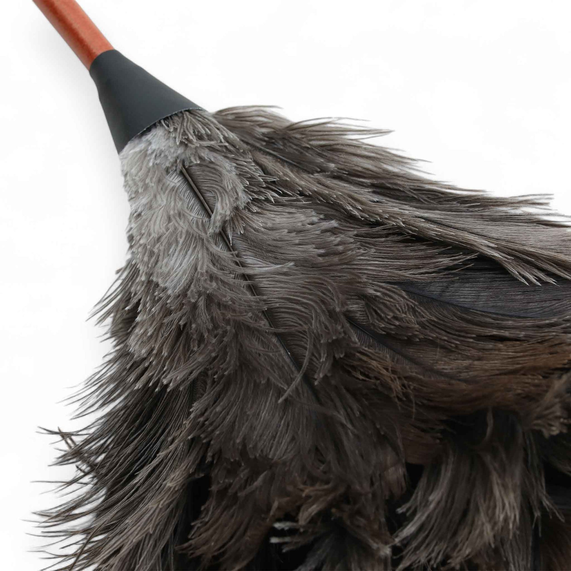 REDECKER（レデッカー）は、1935年にドイツ・フェルスマルトで創業された、天然素材を使用した高品質な生活道具を展開する老舗ブランドです。創業者フリーデル・レデッカー氏が視力を失ったことをきっかけに、手作業でブラシ製造を始めたことからスタートし、そのクラフトマンシップと品質へのこだわりは3世代にわたり継承されています。製品には天然木や植物繊維、動物毛などの自然素材が用いられ、環境に配慮したプラスチックフリーな暮らしを実現します。ナチュラルクリーニングやサステナブルなライフスタイルを志向する人々に人気があり、ドイツ製の確かな品質と伝統工芸品としての信頼性も評価されています。北欧風やミニマルな空間に調和する、美しく機能的なデザインも大きな魅力。REDECKERは、「クラフト」「デザイン」「品質」を大切にした、持続可能で丁寧な暮らしを支えるエコブランドとして、世界中で愛され続けています。