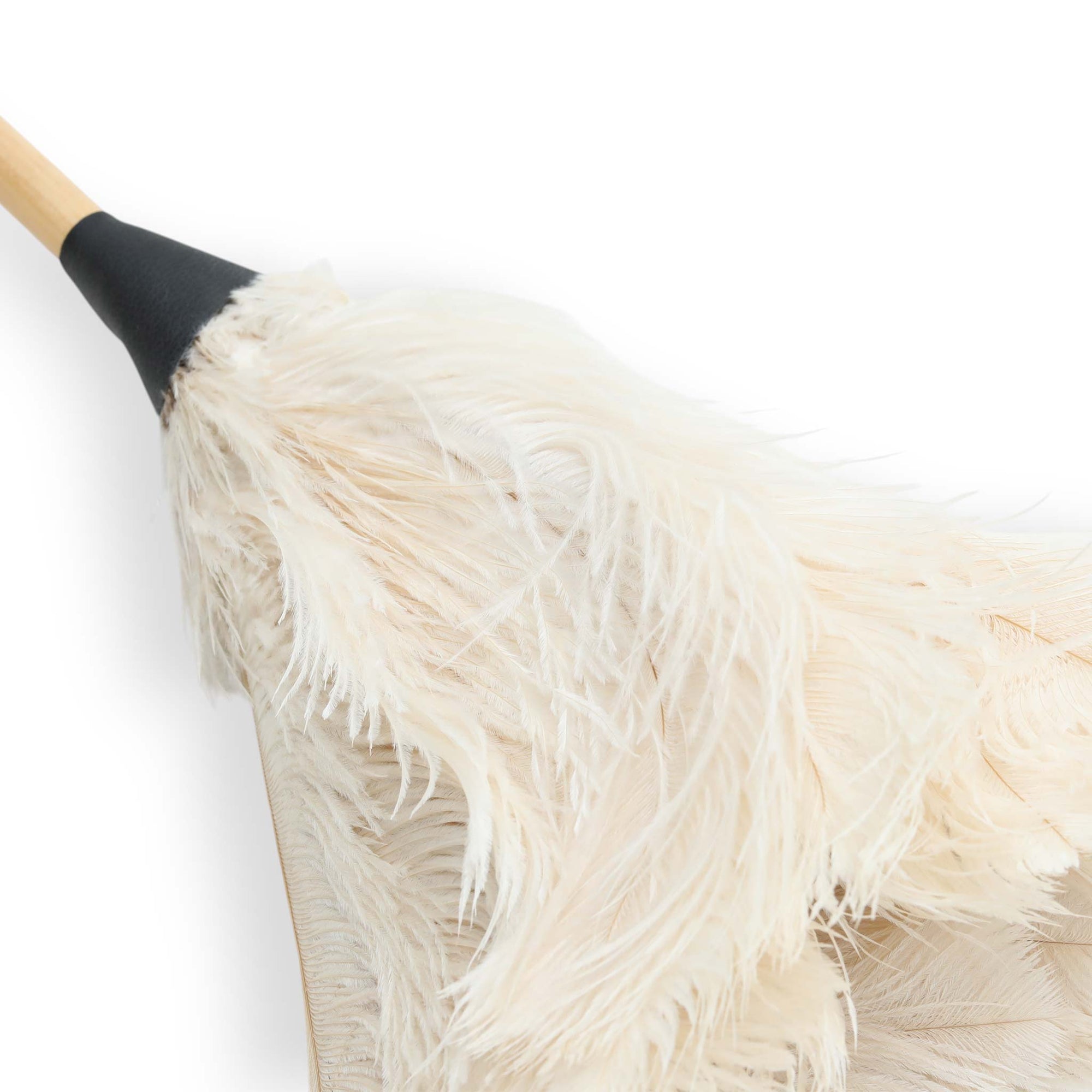 REDECKER（レデッカー）は、1935年にドイツ・フェルスマルトで創業された、天然素材を使用した高品質な生活道具を展開する老舗ブランドです。創業者フリーデル・レデッカー氏が視力を失ったことをきっかけに、手作業でブラシ製造を始めたことからスタートし、そのクラフトマンシップと品質へのこだわりは3世代にわたり継承されています。製品には天然木や植物繊維、動物毛などの自然素材が用いられ、環境に配慮したプラスチックフリーな暮らしを実現します。ナチュラルクリーニングやサステナブルなライフスタイルを志向する人々に人気があり、ドイツ製の確かな品質と伝統工芸品としての信頼性も評価されています。北欧風やミニマルな空間に調和する、美しく機能的なデザインも大きな魅力。REDECKERは、「クラフト」「デザイン」「品質」を大切にした、持続可能で丁寧な暮らしを支えるエコブランドとして、世界中で愛され続けています。