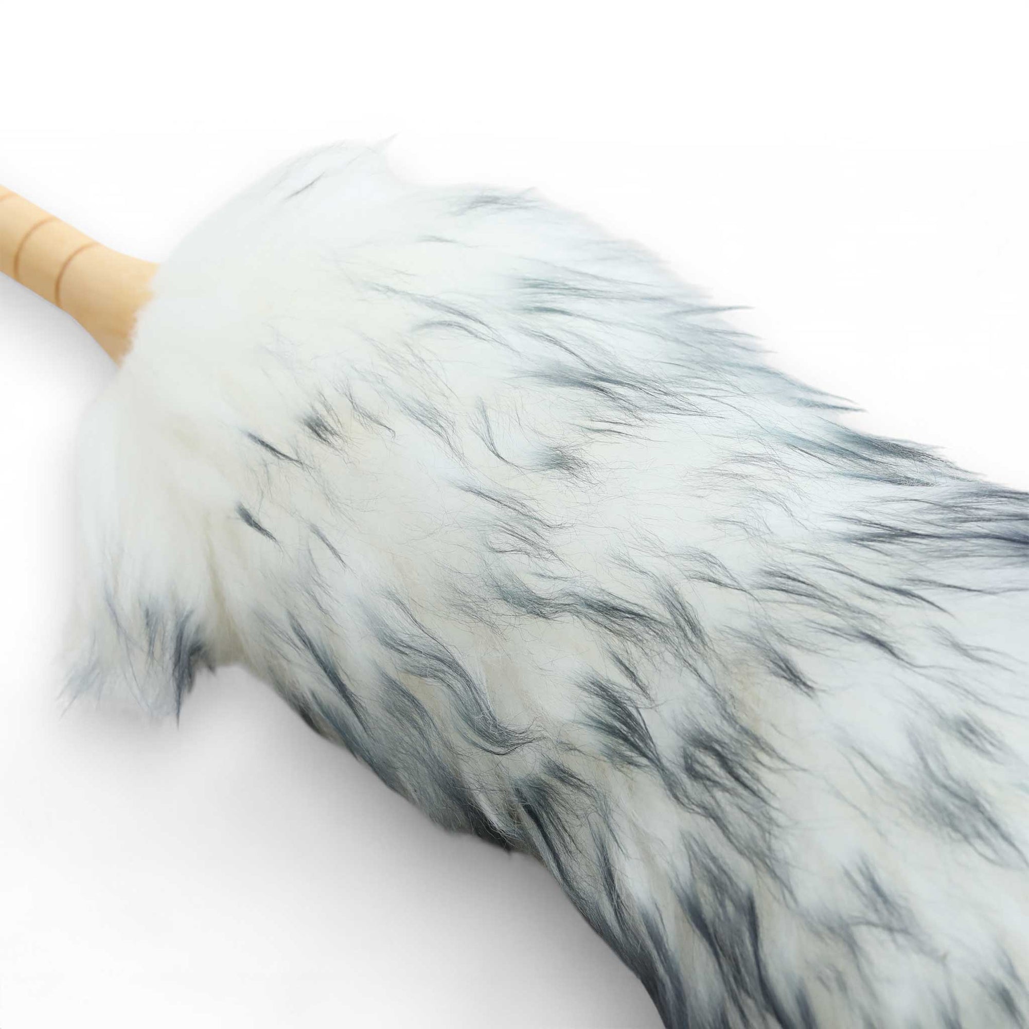 REDECKER（レデッカー）は、1935年にドイツ・フェルスマルトで創業された、天然素材を使用した高品質な生活道具を展開する老舗ブランドです。創業者フリーデル・レデッカー氏が視力を失ったことをきっかけに、手作業でブラシ製造を始めたことからスタートし、そのクラフトマンシップと品質へのこだわりは3世代にわたり継承されています。製品には天然木や植物繊維、動物毛などの自然素材が用いられ、環境に配慮したプラスチックフリーな暮らしを実現します。ナチュラルクリーニングやサステナブルなライフスタイルを志向する人々に人気があり、ドイツ製の確かな品質と伝統工芸品としての信頼性も評価されています。北欧風やミニマルな空間に調和する、美しく機能的なデザインも大きな魅力。REDECKERは、「クラフト」「デザイン」「品質」を大切にした、持続可能で丁寧な暮らしを支えるエコブランドとして、世界中で愛され続けています。