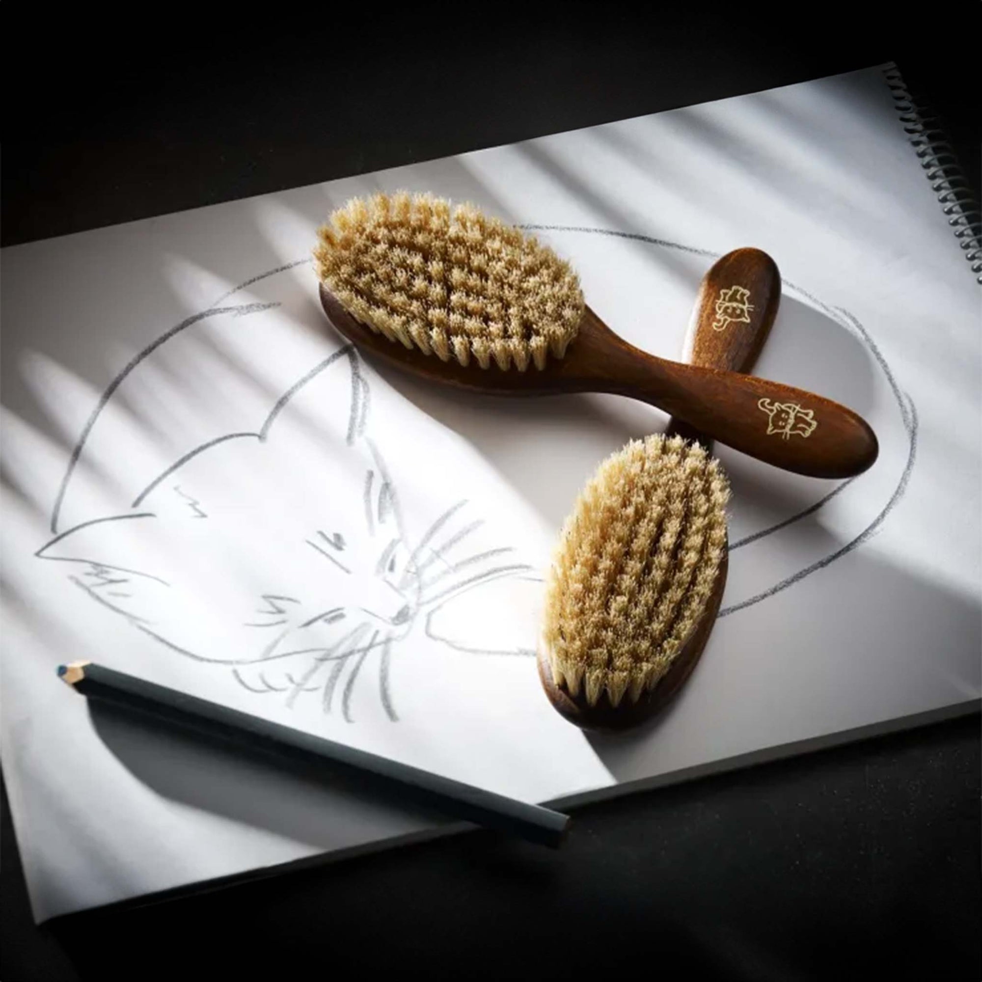 REDECKER（レデッカー）は、1935年にドイツ・フェルスマルトで創業された、天然素材を使用した高品質な生活道具を展開する老舗ブランドです。創業者フリーデル・レデッカー氏が視力を失ったことをきっかけに、手作業でブラシ製造を始めたことからスタートし、そのクラフトマンシップと品質へのこだわりは3世代にわたり継承されています。製品には天然木や植物繊維、動物毛などの自然素材が用いられ、環境に配慮したプラスチックフリーな暮らしを実現します。ナチュラルクリーニングやサステナブルなライフスタイルを志向する人々に人気があり、ドイツ製の確かな品質と伝統工芸品としての信頼性も評価されています。北欧風やミニマルな空間に調和する、美しく機能的なデザインも大きな魅力。REDECKERは、「クラフト」「デザイン」「品質」を大切にした、持続可能で丁寧な暮らしを支えるエコブランドとして、世界中で愛され続けています。