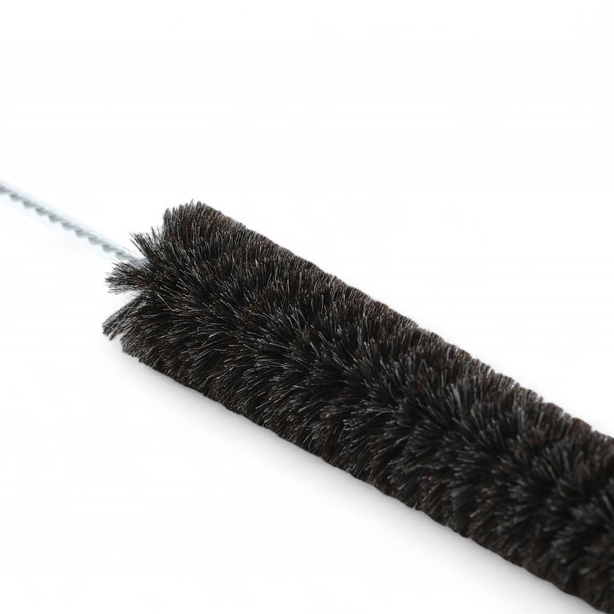 REDECKER（レデッカー）は、1935年にドイツ・フェルスマルトで創業された、天然素材を使用した高品質な生活道具を展開する老舗ブランドです。創業者フリーデル・レデッカー氏が視力を失ったことをきっかけに、手作業でブラシ製造を始めたことからスタートし、そのクラフトマンシップと品質へのこだわりは3世代にわたり継承されています。製品には天然木や植物繊維、動物毛などの自然素材が用いられ、環境に配慮したプラスチックフリーな暮らしを実現します。ナチュラルクリーニングやサステナブルなライフスタイルを志向する人々に人気があり、ドイツ製の確かな品質と伝統工芸品としての信頼性も評価されています。北欧風やミニマルな空間に調和する、美しく機能的なデザインも大きな魅力。REDECKERは、「クラフト」「デザイン」「品質」を大切にした、持続可能で丁寧な暮らしを支えるエコブランドとして、世界中で愛され続けています。