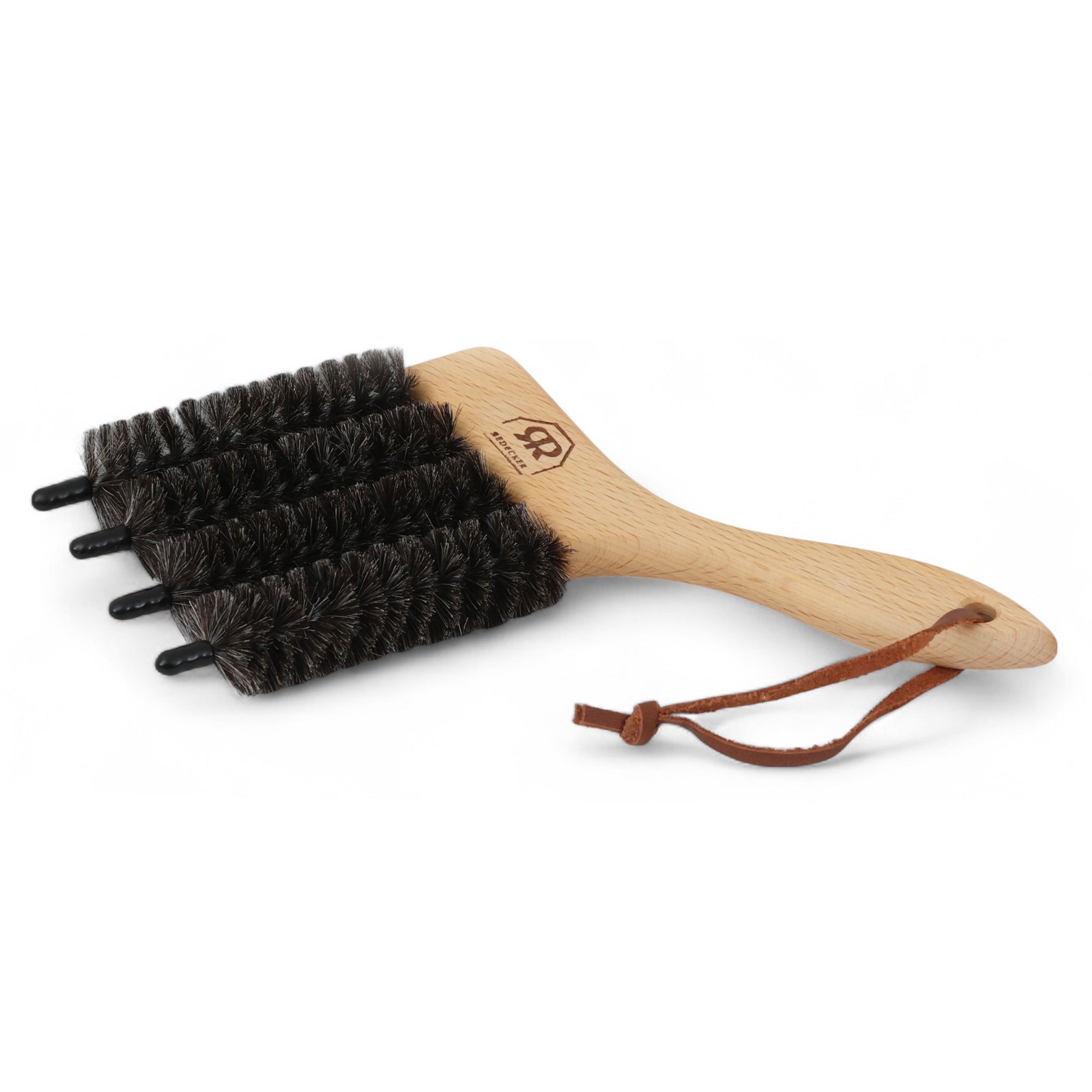 REDECKER（レデッカー）は、1935年にドイツ・フェルスマルトで創業された、天然素材を使用した高品質な生活道具を展開する老舗ブランドです。創業者フリーデル・レデッカー氏が視力を失ったことをきっかけに、手作業でブラシ製造を始めたことからスタートし、そのクラフトマンシップと品質へのこだわりは3世代にわたり継承されています。製品には天然木や植物繊維、動物毛などの自然素材が用いられ、環境に配慮したプラスチックフリーな暮らしを実現します。ナチュラルクリーニングやサステナブルなライフスタイルを志向する人々に人気があり、ドイツ製の確かな品質と伝統工芸品としての信頼性も評価されています。北欧風やミニマルな空間に調和する、美しく機能的なデザインも大きな魅力。REDECKERは、「クラフト」「デザイン」「品質」を大切にした、持続可能で丁寧な暮らしを支えるエコブランドとして、世界中で愛され続けています。