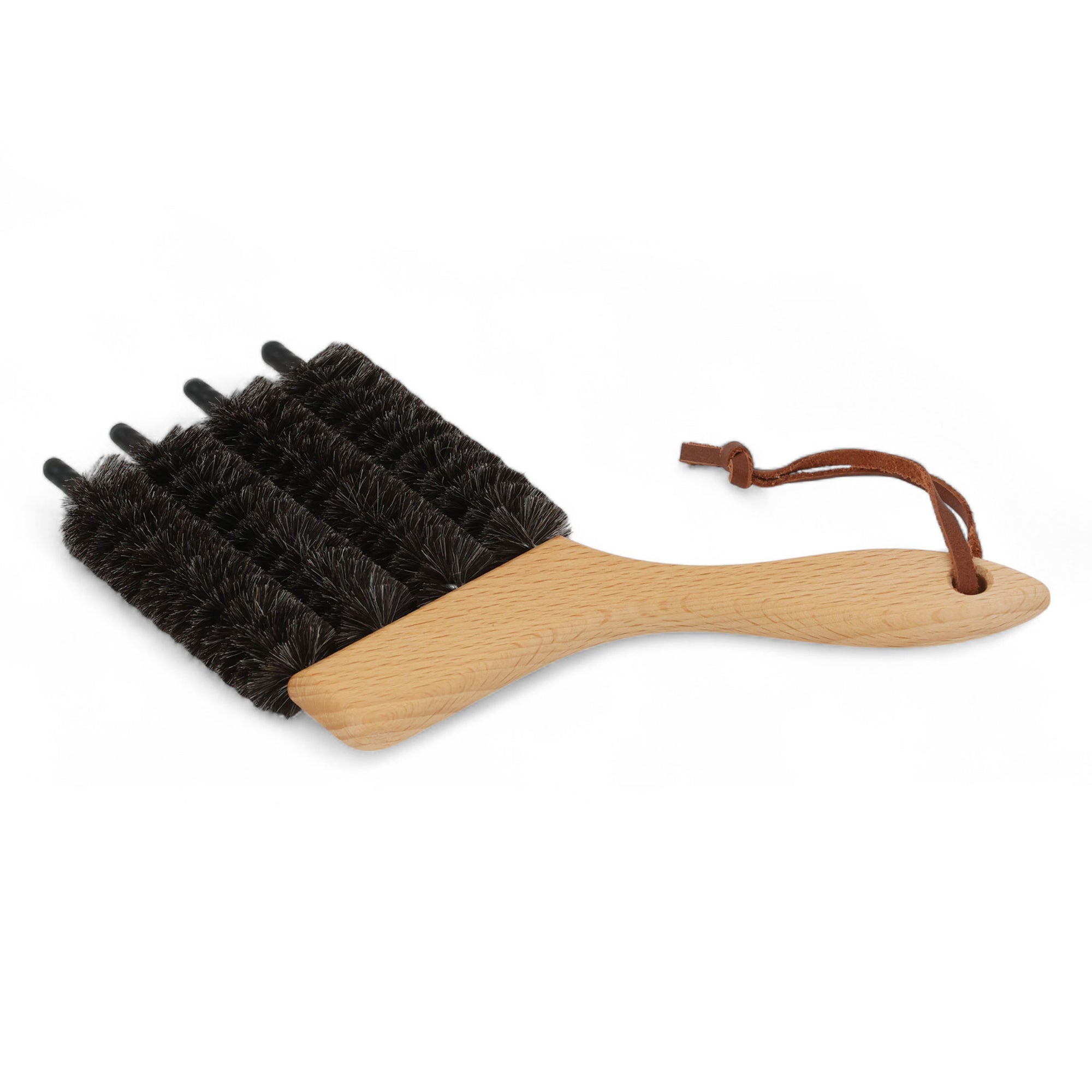 REDECKER（レデッカー）は、1935年にドイツ・フェルスマルトで創業された、天然素材を使用した高品質な生活道具を展開する老舗ブランドです。創業者フリーデル・レデッカー氏が視力を失ったことをきっかけに、手作業でブラシ製造を始めたことからスタートし、そのクラフトマンシップと品質へのこだわりは3世代にわたり継承されています。製品には天然木や植物繊維、動物毛などの自然素材が用いられ、環境に配慮したプラスチックフリーな暮らしを実現します。ナチュラルクリーニングやサステナブルなライフスタイルを志向する人々に人気があり、ドイツ製の確かな品質と伝統工芸品としての信頼性も評価されています。北欧風やミニマルな空間に調和する、美しく機能的なデザインも大きな魅力。REDECKERは、「クラフト」「デザイン」「品質」を大切にした、持続可能で丁寧な暮らしを支えるエコブランドとして、世界中で愛され続けています。