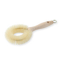 REDECKER（レデッカー）は、1935年にドイツ・フェルスマルトで創業された、天然素材を使用した高品質な生活道具を展開する老舗ブランドです。創業者フリーデル・レデッカー氏が視力を失ったことをきっかけに、手作業でブラシ製造を始めたことからスタートし、そのクラフトマンシップと品質へのこだわりは3世代にわたり継承されています。製品には天然木や植物繊維、動物毛などの自然素材が用いられ、環境に配慮したプラスチックフリーな暮らしを実現します。ナチュラルクリーニングやサステナブルなライフスタイルを志向する人々に人気があり、ドイツ製の確かな品質と伝統工芸品としての信頼性も評価されています。北欧風やミニマルな空間に調和する、美しく機能的なデザインも大きな魅力。REDECKERは、「クラフト」「デザイン」「品質」を大切にした、持続可能で丁寧な暮らしを支えるエコブランドとして、世界中で愛され続けています。