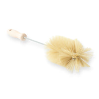 REDECKER（レデッカー）は、1935年にドイツ・フェルスマルトで創業された、天然素材を使用した高品質な生活道具を展開する老舗ブランドです。創業者フリーデル・レデッカー氏が視力を失ったことをきっかけに、手作業でブラシ製造を始めたことからスタートし、そのクラフトマンシップと品質へのこだわりは3世代にわたり継承されています。製品には天然木や植物繊維、動物毛などの自然素材が用いられ、環境に配慮したプラスチックフリーな暮らしを実現します。ナチュラルクリーニングやサステナブルなライフスタイルを志向する人々に人気があり、ドイツ製の確かな品質と伝統工芸品としての信頼性も評価されています。北欧風やミニマルな空間に調和する、美しく機能的なデザインも大きな魅力。REDECKERは、「クラフト」「デザイン」「品質」を大切にした、持続可能で丁寧な暮らしを支えるエコブランドとして、世界中で愛され続けています。