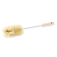 REDECKER（レデッカー）は、1935年にドイツ・フェルスマルトで創業された、天然素材を使用した高品質な生活道具を展開する老舗ブランドです。創業者フリーデル・レデッカー氏が視力を失ったことをきっかけに、手作業でブラシ製造を始めたことからスタートし、そのクラフトマンシップと品質へのこだわりは3世代にわたり継承されています。製品には天然木や植物繊維、動物毛などの自然素材が用いられ、環境に配慮したプラスチックフリーな暮らしを実現します。ナチュラルクリーニングやサステナブルなライフスタイルを志向する人々に人気があり、ドイツ製の確かな品質と伝統工芸品としての信頼性も評価されています。北欧風やミニマルな空間に調和する、美しく機能的なデザインも大きな魅力。REDECKERは、「クラフト」「デザイン」「品質」を大切にした、持続可能で丁寧な暮らしを支えるエコブランドとして、世界中で愛され続けています。