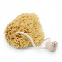 REDECKER（レデッカー）は、1935年にドイツ・フェルスマルトで創業された、天然素材を使用した高品質な生活道具を展開する老舗ブランドです。創業者フリーデル・レデッカー氏が視力を失ったことをきっかけに、手作業でブラシ製造を始めたことからスタートし、そのクラフトマンシップと品質へのこだわりは3世代にわたり継承されています。製品には天然木や植物繊維、動物毛などの自然素材が用いられ、環境に配慮したプラスチックフリーな暮らしを実現します。ナチュラルクリーニングやサステナブルなライフスタイルを志向する人々に人気があり、ドイツ製の確かな品質と伝統工芸品としての信頼性も評価されています。北欧風やミニマルな空間に調和する、美しく機能的なデザインも大きな魅力。REDECKERは、「クラフト」「デザイン」「品質」を大切にした、持続可能で丁寧な暮らしを支えるエコブランドとして、世界中で愛され続けています。