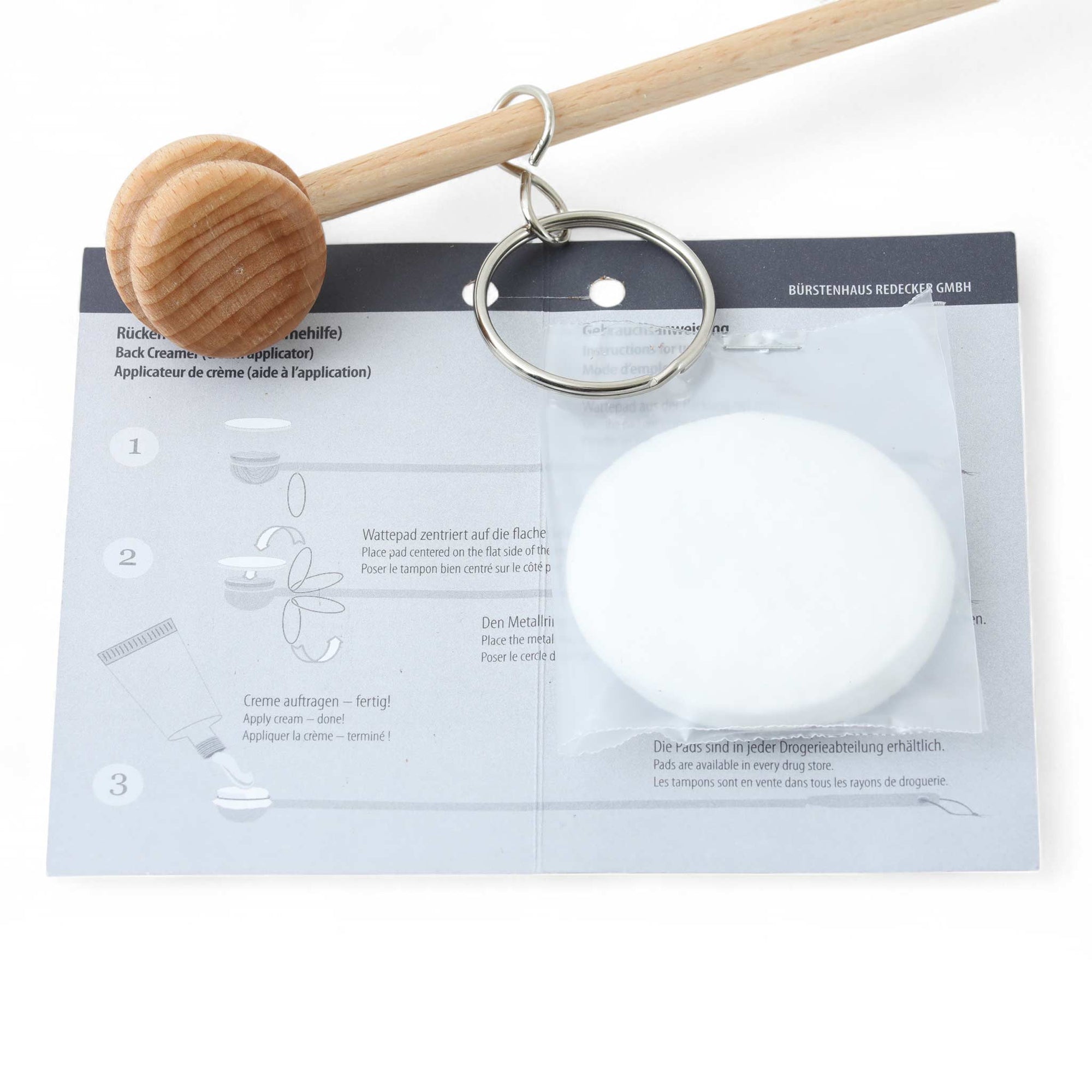 REDECKER（レデッカー）は、1935年にドイツ・フェルスマルトで創業された、天然素材を使用した高品質な生活道具を展開する老舗ブランドです。創業者フリーデル・レデッカー氏が視力を失ったことをきっかけに、手作業でブラシ製造を始めたことからスタートし、そのクラフトマンシップと品質へのこだわりは3世代にわたり継承されています。製品には天然木や植物繊維、動物毛などの自然素材が用いられ、環境に配慮したプラスチックフリーな暮らしを実現します。ナチュラルクリーニングやサステナブルなライフスタイルを志向する人々に人気があり、ドイツ製の確かな品質と伝統工芸品としての信頼性も評価されています。北欧風やミニマルな空間に調和する、美しく機能的なデザインも大きな魅力。REDECKERは、「クラフト」「デザイン」「品質」を大切にした、持続可能で丁寧な暮らしを支えるエコブランドとして、世界中で愛され続けています。