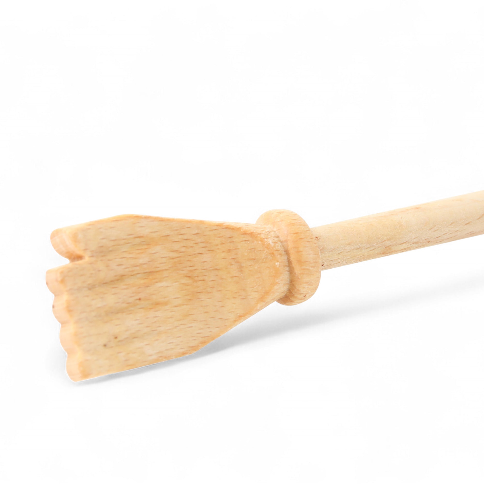 REDECKER（レデッカー）は、1935年にドイツ・フェルスマルトで創業された、天然素材を使用した高品質な生活道具を展開する老舗ブランドです。創業者フリーデル・レデッカー氏が視力を失ったことをきっかけに、手作業でブラシ製造を始めたことからスタートし、そのクラフトマンシップと品質へのこだわりは3世代にわたり継承されています。製品には天然木や植物繊維、動物毛などの自然素材が用いられ、環境に配慮したプラスチックフリーな暮らしを実現します。ナチュラルクリーニングやサステナブルなライフスタイルを志向する人々に人気があり、ドイツ製の確かな品質と伝統工芸品としての信頼性も評価されています。北欧風やミニマルな空間に調和する、美しく機能的なデザインも大きな魅力。REDECKERは、「クラフト」「デザイン」「品質」を大切にした、持続可能で丁寧な暮らしを支えるエコブランドとして、世界中で愛され続けています。