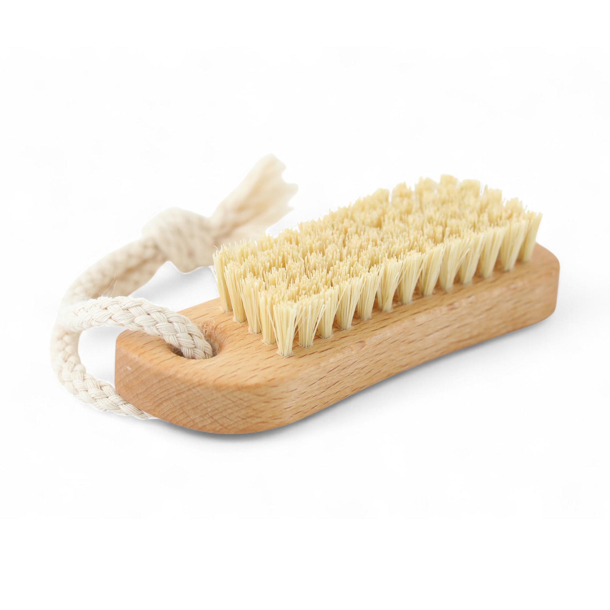 REDECKER（レデッカー）は、1935年にドイツ・フェルスマルトで創業された、天然素材を使用した高品質な生活道具を展開する老舗ブランドです。創業者フリーデル・レデッカー氏が視力を失ったことをきっかけに、手作業でブラシ製造を始めたことからスタートし、そのクラフトマンシップと品質へのこだわりは3世代にわたり継承されています。製品には天然木や植物繊維、動物毛などの自然素材が用いられ、環境に配慮したプラスチックフリーな暮らしを実現します。ナチュラルクリーニングやサステナブルなライフスタイルを志向する人々に人気があり、ドイツ製の確かな品質と伝統工芸品としての信頼性も評価されています。北欧風やミニマルな空間に調和する、美しく機能的なデザインも大きな魅力。REDECKERは、「クラフト」「デザイン」「品質」を大切にした、持続可能で丁寧な暮らしを支えるエコブランドとして、世界中で愛され続けています。