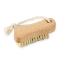 REDECKER（レデッカー）は、1935年にドイツ・フェルスマルトで創業された、天然素材を使用した高品質な生活道具を展開する老舗ブランドです。創業者フリーデル・レデッカー氏が視力を失ったことをきっかけに、手作業でブラシ製造を始めたことからスタートし、そのクラフトマンシップと品質へのこだわりは3世代にわたり継承されています。製品には天然木や植物繊維、動物毛などの自然素材が用いられ、環境に配慮したプラスチックフリーな暮らしを実現します。ナチュラルクリーニングやサステナブルなライフスタイルを志向する人々に人気があり、ドイツ製の確かな品質と伝統工芸品としての信頼性も評価されています。北欧風やミニマルな空間に調和する、美しく機能的なデザインも大きな魅力。REDECKERは、「クラフト」「デザイン」「品質」を大切にした、持続可能で丁寧な暮らしを支えるエコブランドとして、世界中で愛され続けています。