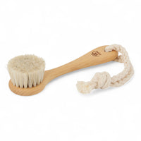 REDECKER（レデッカー）は、1935年にドイツ・フェルスマルトで創業された、天然素材を使用した高品質な生活道具を展開する老舗ブランドです。創業者フリーデル・レデッカー氏が視力を失ったことをきっかけに、手作業でブラシ製造を始めたことからスタートし、そのクラフトマンシップと品質へのこだわりは3世代にわたり継承されています。製品には天然木や植物繊維、動物毛などの自然素材が用いられ、環境に配慮したプラスチックフリーな暮らしを実現します。ナチュラルクリーニングやサステナブルなライフスタイルを志向する人々に人気があり、ドイツ製の確かな品質と伝統工芸品としての信頼性も評価されています。北欧風やミニマルな空間に調和する、美しく機能的なデザインも大きな魅力。REDECKERは、「クラフト」「デザイン」「品質」を大切にした、持続可能で丁寧な暮らしを支えるエコブランドとして、世界中で愛され続けています。