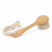 REDECKER（レデッカー）は、1935年にドイツ・フェルスマルトで創業された、天然素材を使用した高品質な生活道具を展開する老舗ブランドです。創業者フリーデル・レデッカー氏が視力を失ったことをきっかけに、手作業でブラシ製造を始めたことからスタートし、そのクラフトマンシップと品質へのこだわりは3世代にわたり継承されています。製品には天然木や植物繊維、動物毛などの自然素材が用いられ、環境に配慮したプラスチックフリーな暮らしを実現します。ナチュラルクリーニングやサステナブルなライフスタイルを志向する人々に人気があり、ドイツ製の確かな品質と伝統工芸品としての信頼性も評価されています。北欧風やミニマルな空間に調和する、美しく機能的なデザインも大きな魅力。REDECKERは、「クラフト」「デザイン」「品質」を大切にした、持続可能で丁寧な暮らしを支えるエコブランドとして、世界中で愛され続けています。