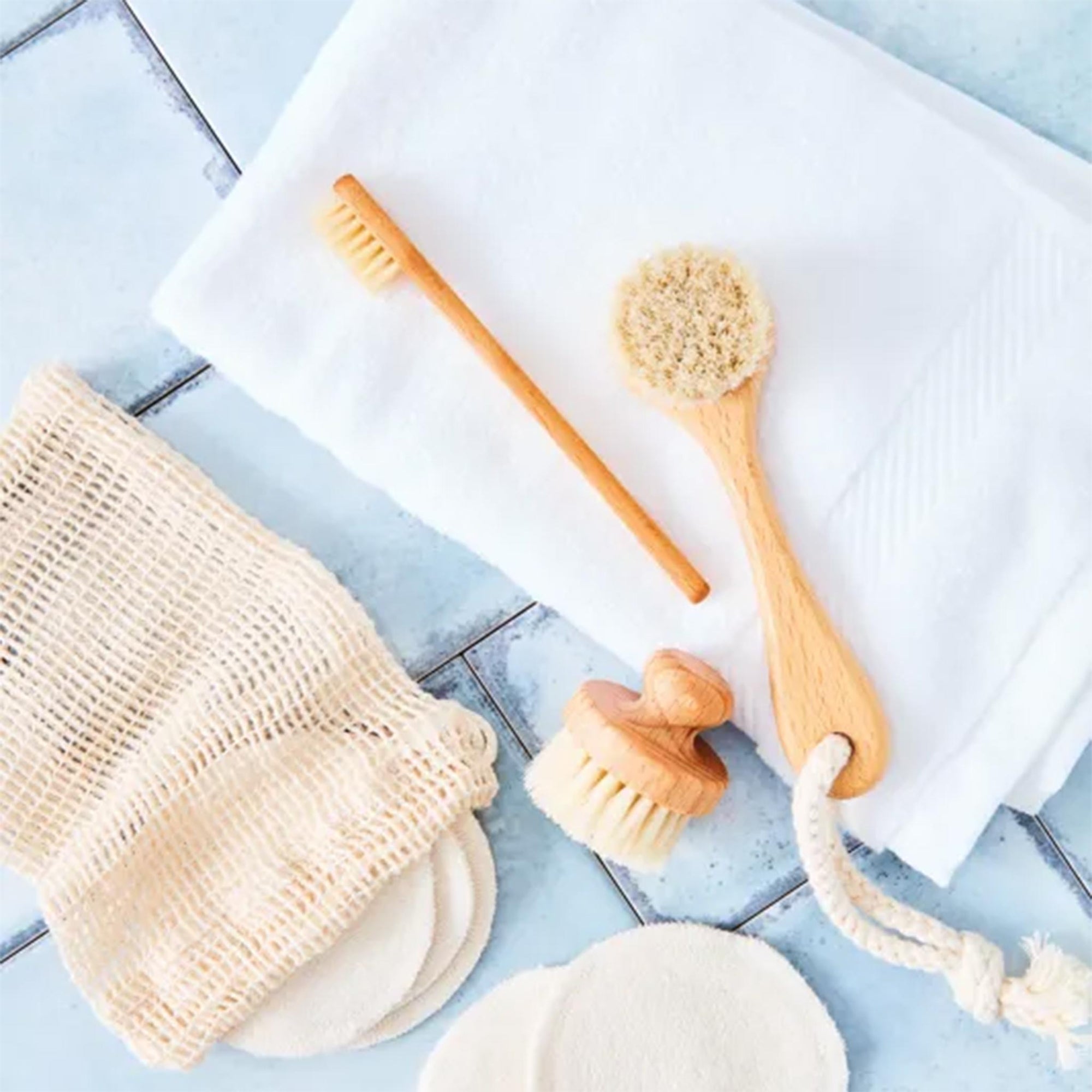 REDECKER（レデッカー）は、1935年にドイツ・フェルスマルトで創業された、天然素材を使用した高品質な生活道具を展開する老舗ブランドです。創業者フリーデル・レデッカー氏が視力を失ったことをきっかけに、手作業でブラシ製造を始めたことからスタートし、そのクラフトマンシップと品質へのこだわりは3世代にわたり継承されています。製品には天然木や植物繊維、動物毛などの自然素材が用いられ、環境に配慮したプラスチックフリーな暮らしを実現します。ナチュラルクリーニングやサステナブルなライフスタイルを志向する人々に人気があり、ドイツ製の確かな品質と伝統工芸品としての信頼性も評価されています。北欧風やミニマルな空間に調和する、美しく機能的なデザインも大きな魅力。REDECKERは、「クラフト」「デザイン」「品質」を大切にした、持続可能で丁寧な暮らしを支えるエコブランドとして、世界中で愛され続けています。