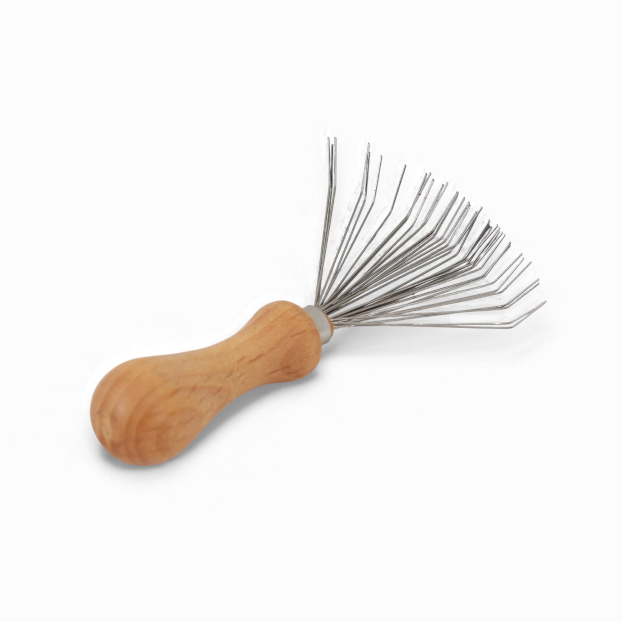 REDECKER（レデッカー）は、1935年にドイツ・フェルスマルトで創業された、天然素材を使用した高品質な生活道具を展開する老舗ブランドです。創業者フリーデル・レデッカー氏が視力を失ったことをきっかけに、手作業でブラシ製造を始めたことからスタートし、そのクラフトマンシップと品質へのこだわりは3世代にわたり継承されています。製品には天然木や植物繊維、動物毛などの自然素材が用いられ、環境に配慮したプラスチックフリーな暮らしを実現します。ナチュラルクリーニングやサステナブルなライフスタイルを志向する人々に人気があり、ドイツ製の確かな品質と伝統工芸品としての信頼性も評価されています。北欧風やミニマルな空間に調和する、美しく機能的なデザインも大きな魅力。REDECKERは、「クラフト」「デザイン」「品質」を大切にした、持続可能で丁寧な暮らしを支えるエコブランドとして、世界中で愛され続けています。