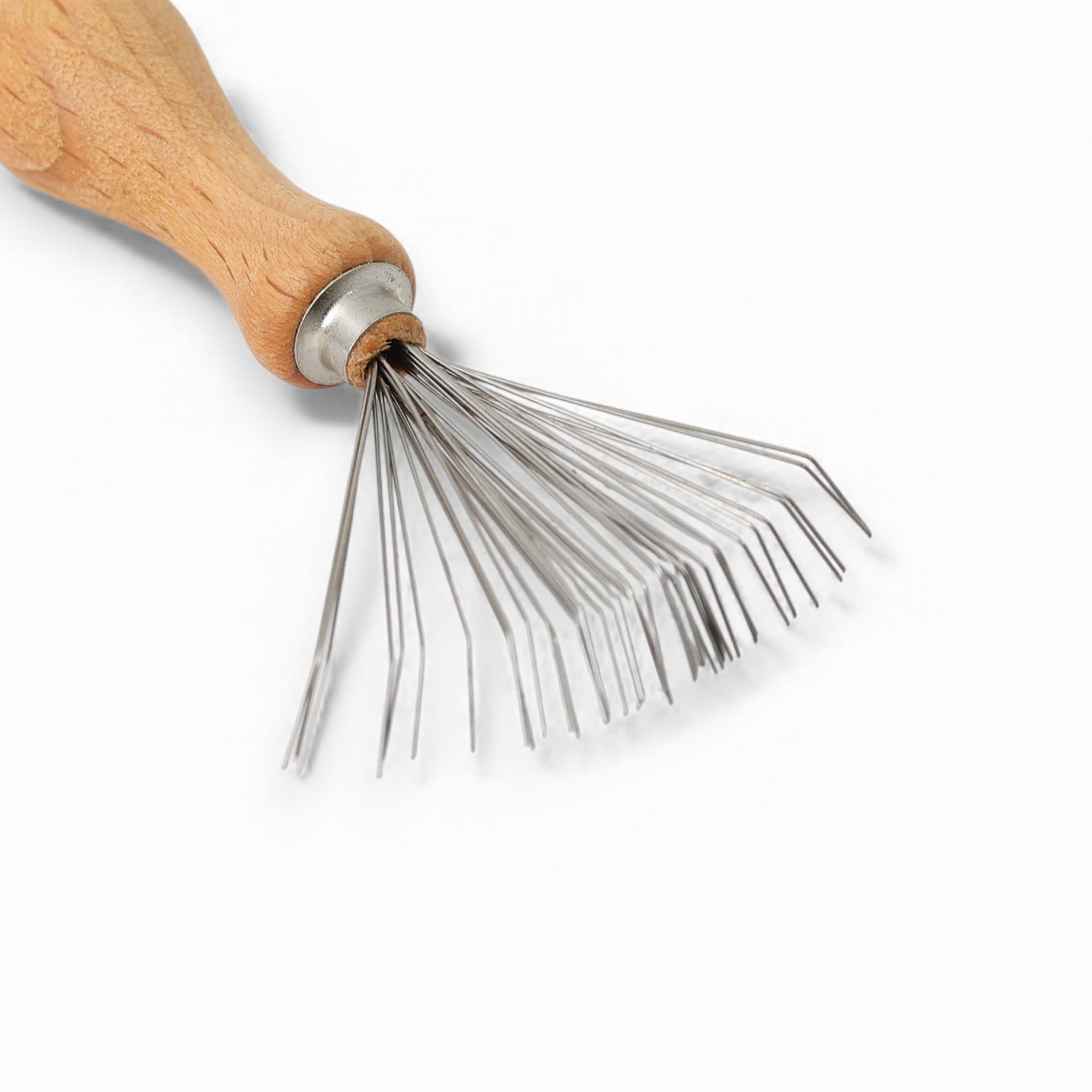 REDECKER（レデッカー）は、1935年にドイツ・フェルスマルトで創業された、天然素材を使用した高品質な生活道具を展開する老舗ブランドです。創業者フリーデル・レデッカー氏が視力を失ったことをきっかけに、手作業でブラシ製造を始めたことからスタートし、そのクラフトマンシップと品質へのこだわりは3世代にわたり継承されています。製品には天然木や植物繊維、動物毛などの自然素材が用いられ、環境に配慮したプラスチックフリーな暮らしを実現します。ナチュラルクリーニングやサステナブルなライフスタイルを志向する人々に人気があり、ドイツ製の確かな品質と伝統工芸品としての信頼性も評価されています。北欧風やミニマルな空間に調和する、美しく機能的なデザインも大きな魅力。REDECKERは、「クラフト」「デザイン」「品質」を大切にした、持続可能で丁寧な暮らしを支えるエコブランドとして、世界中で愛され続けています。