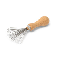 REDECKER（レデッカー）は、1935年にドイツ・フェルスマルトで創業された、天然素材を使用した高品質な生活道具を展開する老舗ブランドです。創業者フリーデル・レデッカー氏が視力を失ったことをきっかけに、手作業でブラシ製造を始めたことからスタートし、そのクラフトマンシップと品質へのこだわりは3世代にわたり継承されています。製品には天然木や植物繊維、動物毛などの自然素材が用いられ、環境に配慮したプラスチックフリーな暮らしを実現します。ナチュラルクリーニングやサステナブルなライフスタイルを志向する人々に人気があり、ドイツ製の確かな品質と伝統工芸品としての信頼性も評価されています。北欧風やミニマルな空間に調和する、美しく機能的なデザインも大きな魅力。REDECKERは、「クラフト」「デザイン」「品質」を大切にした、持続可能で丁寧な暮らしを支えるエコブランドとして、世界中で愛され続けています。