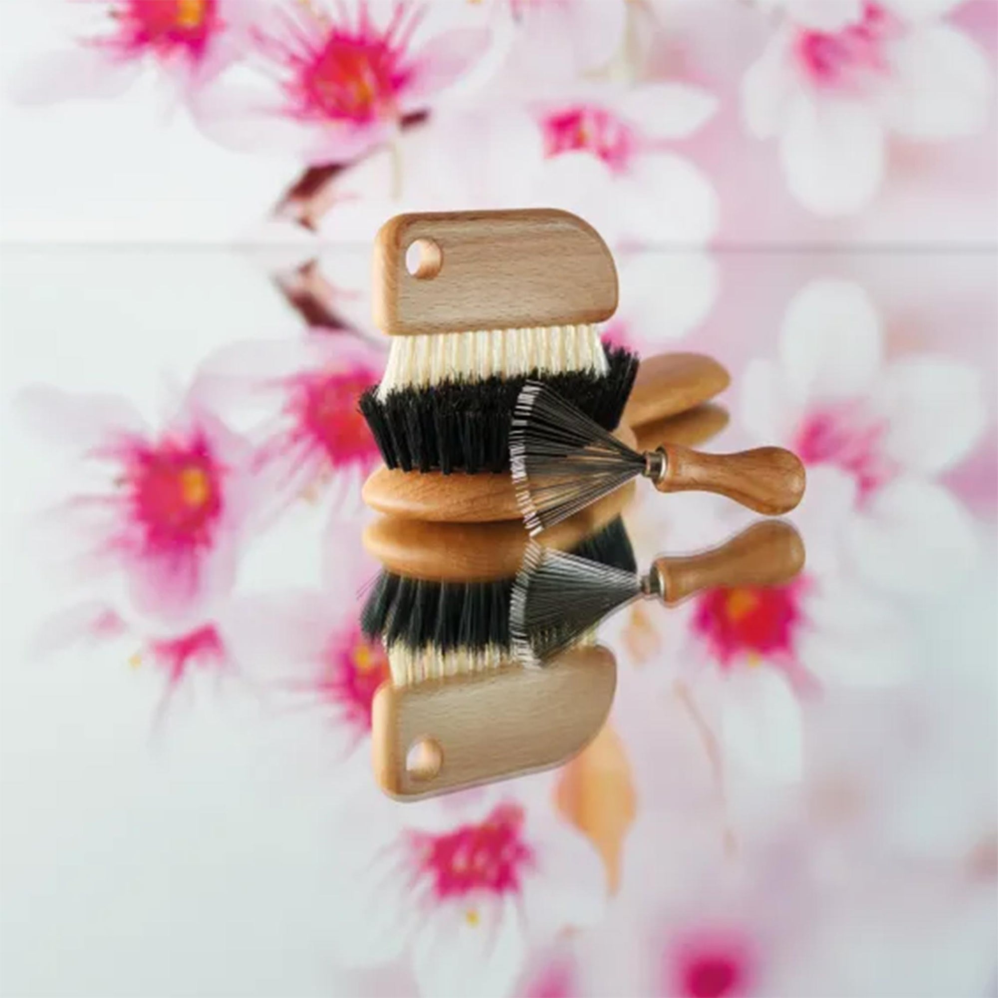 REDECKER（レデッカー）は、1935年にドイツ・フェルスマルトで創業された、天然素材を使用した高品質な生活道具を展開する老舗ブランドです。創業者フリーデル・レデッカー氏が視力を失ったことをきっかけに、手作業でブラシ製造を始めたことからスタートし、そのクラフトマンシップと品質へのこだわりは3世代にわたり継承されています。製品には天然木や植物繊維、動物毛などの自然素材が用いられ、環境に配慮したプラスチックフリーな暮らしを実現します。ナチュラルクリーニングやサステナブルなライフスタイルを志向する人々に人気があり、ドイツ製の確かな品質と伝統工芸品としての信頼性も評価されています。北欧風やミニマルな空間に調和する、美しく機能的なデザインも大きな魅力。REDECKERは、「クラフト」「デザイン」「品質」を大切にした、持続可能で丁寧な暮らしを支えるエコブランドとして、世界中で愛され続けています。