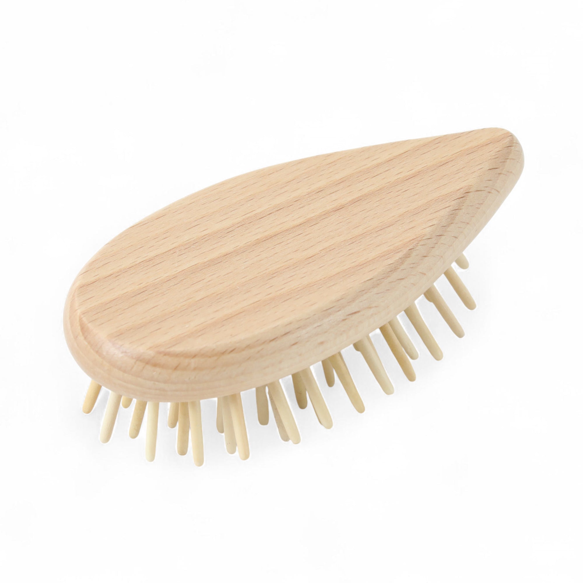 REDECKER（レデッカー）は、1935年にドイツ・フェルスマルトで創業された、天然素材を使用した高品質な生活道具を展開する老舗ブランドです。創業者フリーデル・レデッカー氏が視力を失ったことをきっかけに、手作業でブラシ製造を始めたことからスタートし、そのクラフトマンシップと品質へのこだわりは3世代にわたり継承されています。製品には天然木や植物繊維、動物毛などの自然素材が用いられ、環境に配慮したプラスチックフリーな暮らしを実現します。ナチュラルクリーニングやサステナブルなライフスタイルを志向する人々に人気があり、ドイツ製の確かな品質と伝統工芸品としての信頼性も評価されています。北欧風やミニマルな空間に調和する、美しく機能的なデザインも大きな魅力。REDECKERは、「クラフト」「デザイン」「品質」を大切にした、持続可能で丁寧な暮らしを支えるエコブランドとして、世界中で愛され続けています。