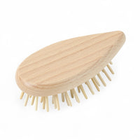 REDECKER（レデッカー）は、1935年にドイツ・フェルスマルトで創業された、天然素材を使用した高品質な生活道具を展開する老舗ブランドです。創業者フリーデル・レデッカー氏が視力を失ったことをきっかけに、手作業でブラシ製造を始めたことからスタートし、そのクラフトマンシップと品質へのこだわりは3世代にわたり継承されています。製品には天然木や植物繊維、動物毛などの自然素材が用いられ、環境に配慮したプラスチックフリーな暮らしを実現します。ナチュラルクリーニングやサステナブルなライフスタイルを志向する人々に人気があり、ドイツ製の確かな品質と伝統工芸品としての信頼性も評価されています。北欧風やミニマルな空間に調和する、美しく機能的なデザインも大きな魅力。REDECKERは、「クラフト」「デザイン」「品質」を大切にした、持続可能で丁寧な暮らしを支えるエコブランドとして、世界中で愛され続けています。