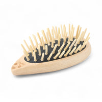 REDECKER（レデッカー）は、1935年にドイツ・フェルスマルトで創業された、天然素材を使用した高品質な生活道具を展開する老舗ブランドです。創業者フリーデル・レデッカー氏が視力を失ったことをきっかけに、手作業でブラシ製造を始めたことからスタートし、そのクラフトマンシップと品質へのこだわりは3世代にわたり継承されています。製品には天然木や植物繊維、動物毛などの自然素材が用いられ、環境に配慮したプラスチックフリーな暮らしを実現します。ナチュラルクリーニングやサステナブルなライフスタイルを志向する人々に人気があり、ドイツ製の確かな品質と伝統工芸品としての信頼性も評価されています。北欧風やミニマルな空間に調和する、美しく機能的なデザインも大きな魅力。REDECKERは、「クラフト」「デザイン」「品質」を大切にした、持続可能で丁寧な暮らしを支えるエコブランドとして、世界中で愛され続けています。