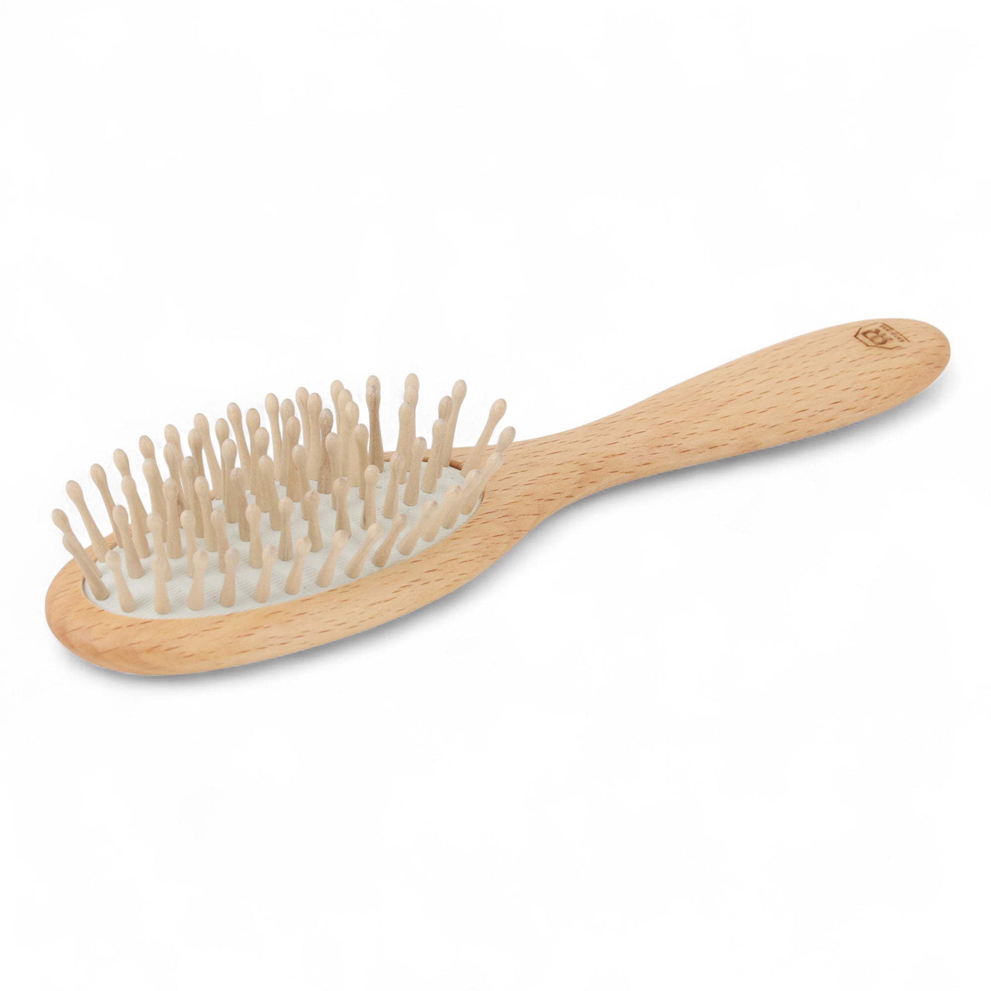 REDECKER（レデッカー）は、1935年にドイツ・フェルスマルトで創業された、天然素材を使用した高品質な生活道具を展開する老舗ブランドです。創業者フリーデル・レデッカー氏が視力を失ったことをきっかけに、手作業でブラシ製造を始めたことからスタートし、そのクラフトマンシップと品質へのこだわりは3世代にわたり継承されています。製品には天然木や植物繊維、動物毛などの自然素材が用いられ、環境に配慮したプラスチックフリーな暮らしを実現します。ナチュラルクリーニングやサステナブルなライフスタイルを志向する人々に人気があり、ドイツ製の確かな品質と伝統工芸品としての信頼性も評価されています。北欧風やミニマルな空間に調和する、美しく機能的なデザインも大きな魅力。REDECKERは、「クラフト」「デザイン」「品質」を大切にした、持続可能で丁寧な暮らしを支えるエコブランドとして、世界中で愛され続けています。