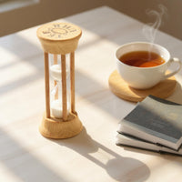 REDECKER（レデッカー）は、1935年にドイツ・フェルスマルトで創業された、天然素材を使用した高品質な生活道具を展開する老舗ブランドです。創業者フリーデル・レデッカー氏が視力を失ったことをきっかけに、手作業でブラシ製造を始めたことからスタートし、そのクラフトマンシップと品質へのこだわりは3世代にわたり継承されています。製品には天然木や植物繊維、動物毛などの自然素材が用いられ、環境に配慮したプラスチックフリーな暮らしを実現します。ナチュラルクリーニングやサステナブルなライフスタイルを志向する人々に人気があり、ドイツ製の確かな品質と伝統工芸品としての信頼性も評価されています。北欧風やミニマルな空間に調和する、美しく機能的なデザインも大きな魅力。REDECKERは、「クラフト」「デザイン」「品質」を大切にした、持続可能で丁寧な暮らしを支えるエコブランドとして、世界中で愛され続けています。