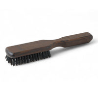 REDECKER（レデッカー）は、1935年にドイツ・フェルスマルトで創業された、天然素材を使用した高品質な生活道具を展開する老舗ブランドです。創業者フリーデル・レデッカー氏が視力を失ったことをきっかけに、手作業でブラシ製造を始めたことからスタートし、そのクラフトマンシップと品質へのこだわりは3世代にわたり継承されています。製品には天然木や植物繊維、動物毛などの自然素材が用いられ、環境に配慮したプラスチックフリーな暮らしを実現します。ナチュラルクリーニングやサステナブルなライフスタイルを志向する人々に人気があり、ドイツ製の確かな品質と伝統工芸品としての信頼性も評価されています。北欧風やミニマルな空間に調和する、美しく機能的なデザインも大きな魅力。REDECKERは、「クラフト」「デザイン」「品質」を大切にした、持続可能で丁寧な暮らしを支えるエコブランドとして、世界中で愛され続けています。