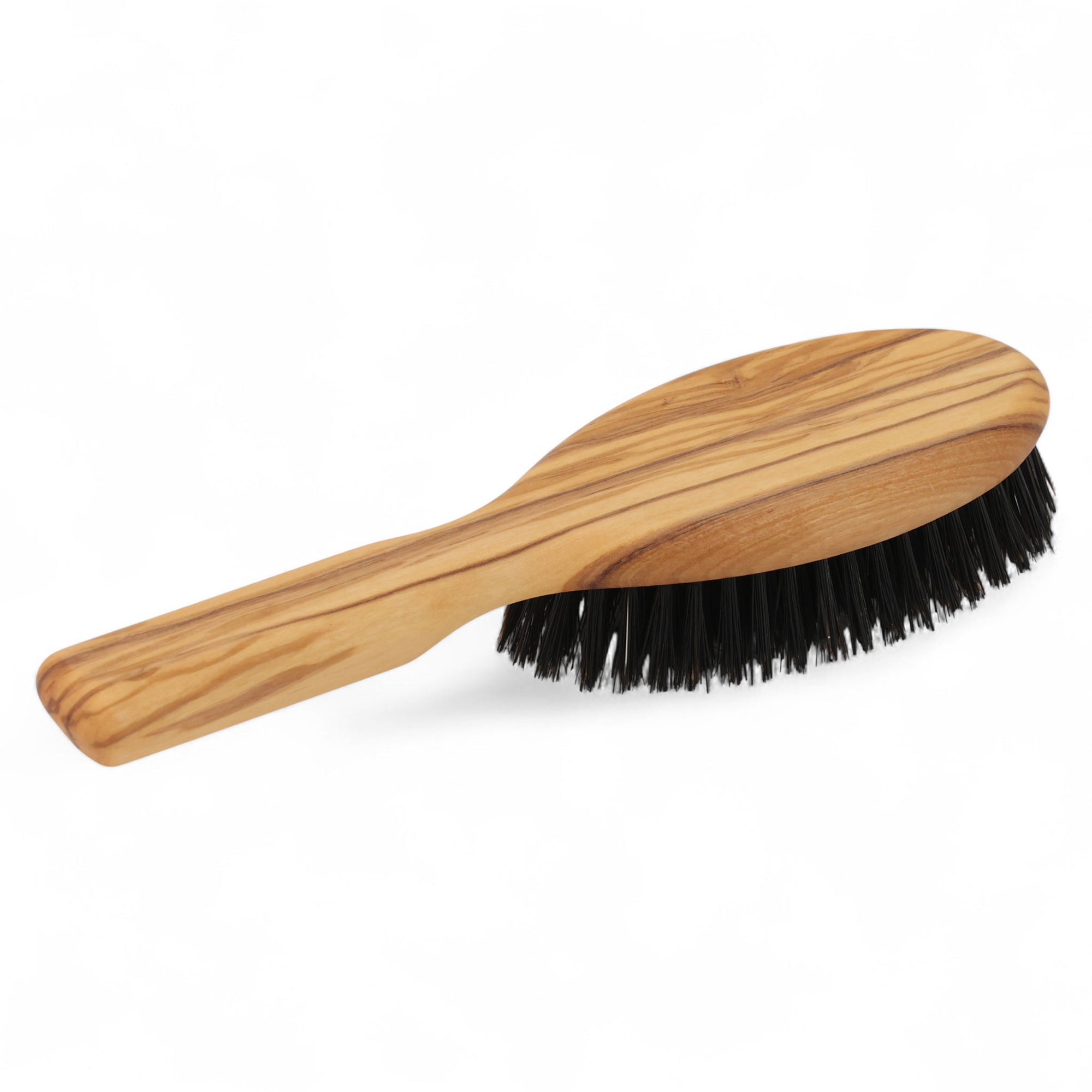 REDECKER（レデッカー）は、1935年にドイツ・フェルスマルトで創業された、天然素材を使用した高品質な生活道具を展開する老舗ブランドです。創業者フリーデル・レデッカー氏が視力を失ったことをきっかけに、手作業でブラシ製造を始めたことからスタートし、そのクラフトマンシップと品質へのこだわりは3世代にわたり継承されています。製品には天然木や植物繊維、動物毛などの自然素材が用いられ、環境に配慮したプラスチックフリーな暮らしを実現します。ナチュラルクリーニングやサステナブルなライフスタイルを志向する人々に人気があり、ドイツ製の確かな品質と伝統工芸品としての信頼性も評価されています。北欧風やミニマルな空間に調和する、美しく機能的なデザインも大きな魅力。REDECKERは、「クラフト」「デザイン」「品質」を大切にした、持続可能で丁寧な暮らしを支えるエコブランドとして、世界中で愛され続けています。