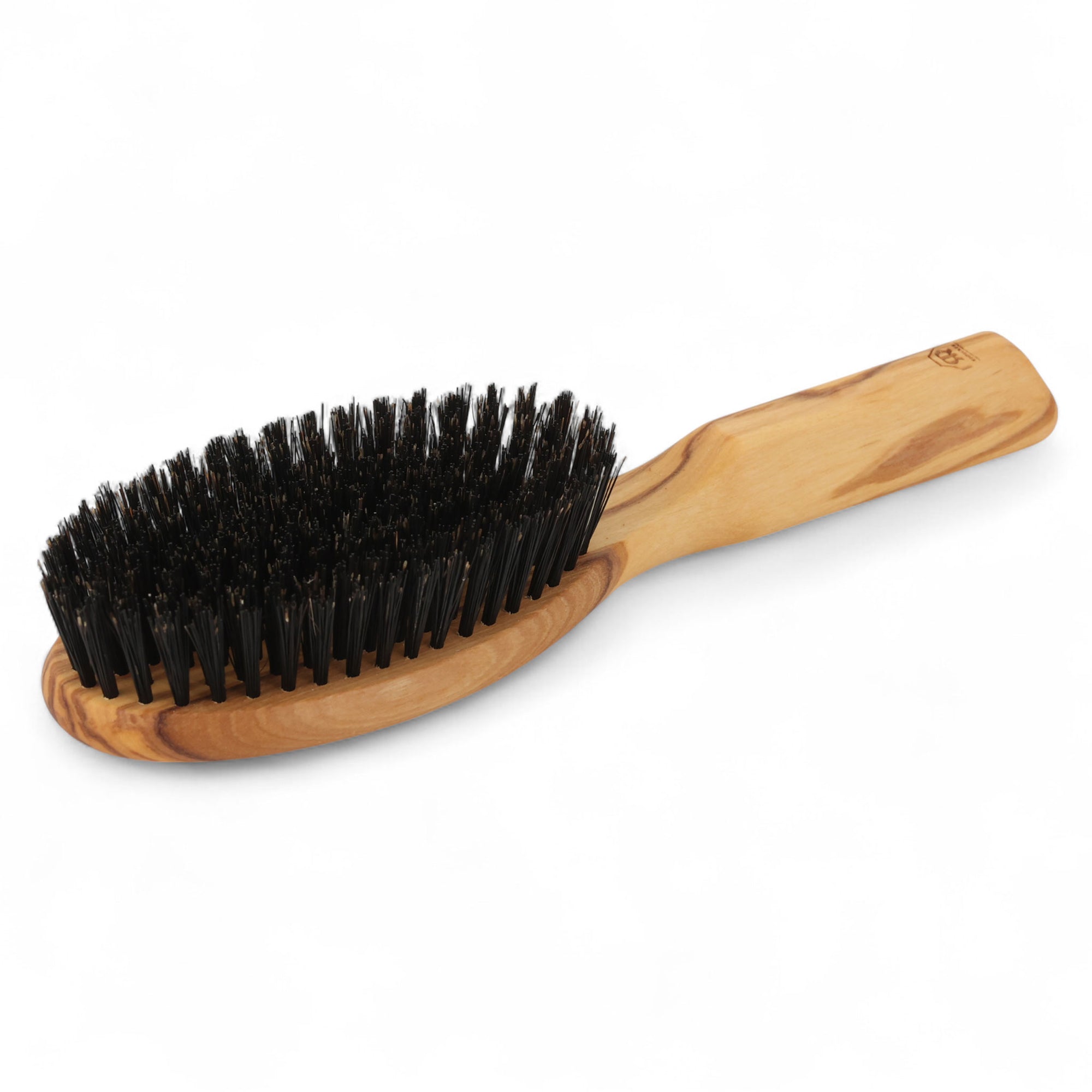 REDECKER（レデッカー）は、1935年にドイツ・フェルスマルトで創業された、天然素材を使用した高品質な生活道具を展開する老舗ブランドです。創業者フリーデル・レデッカー氏が視力を失ったことをきっかけに、手作業でブラシ製造を始めたことからスタートし、そのクラフトマンシップと品質へのこだわりは3世代にわたり継承されています。製品には天然木や植物繊維、動物毛などの自然素材が用いられ、環境に配慮したプラスチックフリーな暮らしを実現します。ナチュラルクリーニングやサステナブルなライフスタイルを志向する人々に人気があり、ドイツ製の確かな品質と伝統工芸品としての信頼性も評価されています。北欧風やミニマルな空間に調和する、美しく機能的なデザインも大きな魅力。REDECKERは、「クラフト」「デザイン」「品質」を大切にした、持続可能で丁寧な暮らしを支えるエコブランドとして、世界中で愛され続けています。