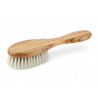 REDECKER（レデッカー）は、1935年にドイツ・フェルスマルトで創業された、天然素材を使用した高品質な生活道具を展開する老舗ブランドです。創業者フリーデル・レデッカー氏が視力を失ったことをきっかけに、手作業でブラシ製造を始めたことからスタートし、そのクラフトマンシップと品質へのこだわりは3世代にわたり継承されています。製品には天然木や植物繊維、動物毛などの自然素材が用いられ、環境に配慮したプラスチックフリーな暮らしを実現します。ナチュラルクリーニングやサステナブルなライフスタイルを志向する人々に人気があり、ドイツ製の確かな品質と伝統工芸品としての信頼性も評価されています。北欧風やミニマルな空間に調和する、美しく機能的なデザインも大きな魅力。REDECKERは、「クラフト」「デザイン」「品質」を大切にした、持続可能で丁寧な暮らしを支えるエコブランドとして、世界中で愛され続けています。