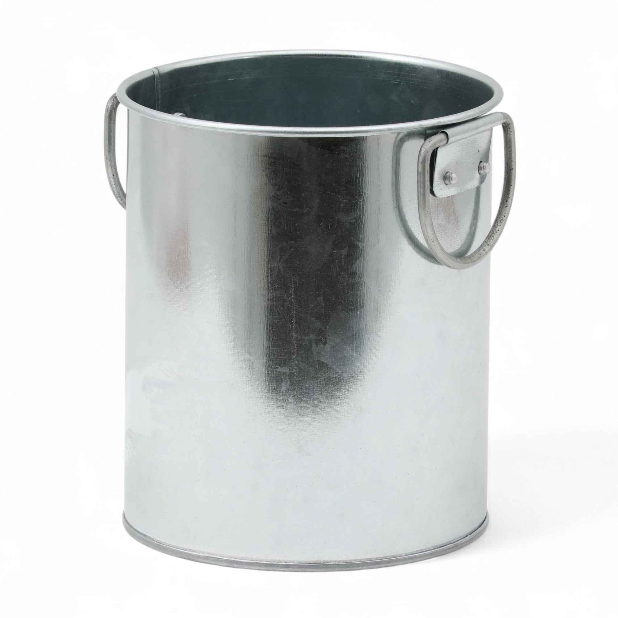 REDECKER（レデッカー）は、1935年にドイツ・フェルスマルトで創業された、天然素材を使用した高品質な生活道具を展開する老舗ブランドです。創業者フリーデル・レデッカー氏が視力を失ったことをきっかけに、手作業でブラシ製造を始めたことからスタートし、そのクラフトマンシップと品質へのこだわりは3世代にわたり継承されています。製品には天然木や植物繊維、動物毛などの自然素材が用いられ、環境に配慮したプラスチックフリーな暮らしを実現します。ナチュラルクリーニングやサステナブルなライフスタイルを志向する人々に人気があり、ドイツ製の確かな品質と伝統工芸品としての信頼性も評価されています。北欧風やミニマルな空間に調和する、美しく機能的なデザインも大きな魅力。REDECKERは、「クラフト」「デザイン」「品質」を大切にした、持続可能で丁寧な暮らしを支えるエコブランドとして、世界中で愛され続けています。