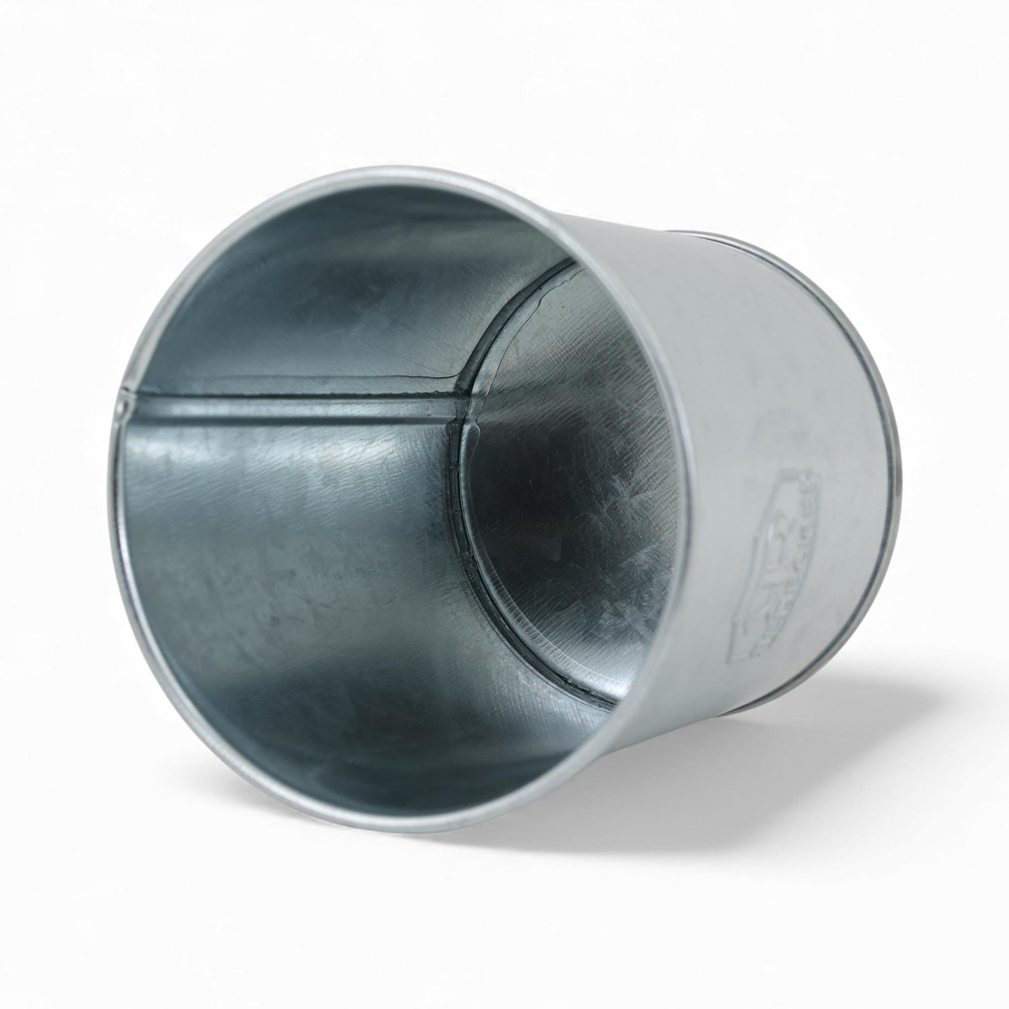 REDECKER（レデッカー）は、1935年にドイツ・フェルスマルトで創業された、天然素材を使用した高品質な生活道具を展開する老舗ブランドです。創業者フリーデル・レデッカー氏が視力を失ったことをきっかけに、手作業でブラシ製造を始めたことからスタートし、そのクラフトマンシップと品質へのこだわりは3世代にわたり継承されています。製品には天然木や植物繊維、動物毛などの自然素材が用いられ、環境に配慮したプラスチックフリーな暮らしを実現します。ナチュラルクリーニングやサステナブルなライフスタイルを志向する人々に人気があり、ドイツ製の確かな品質と伝統工芸品としての信頼性も評価されています。北欧風やミニマルな空間に調和する、美しく機能的なデザインも大きな魅力。REDECKERは、「クラフト」「デザイン」「品質」を大切にした、持続可能で丁寧な暮らしを支えるエコブランドとして、世界中で愛され続けています。