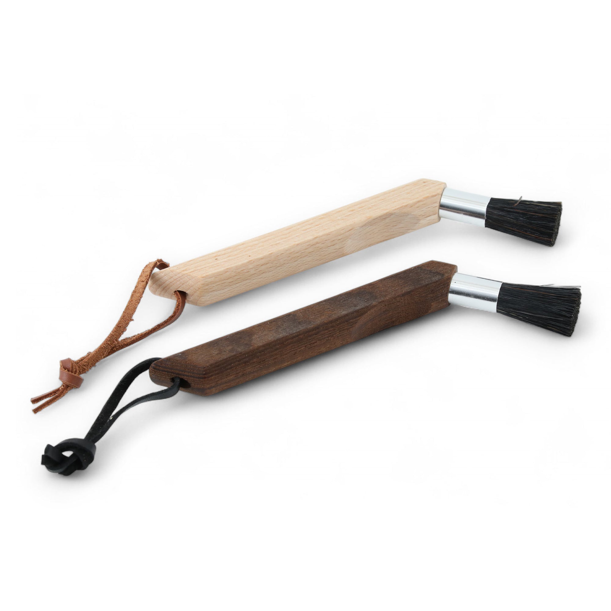 REDECKER（レデッカー）は、1935年にドイツ・フェルスマルトで創業された、天然素材を使用した高品質な生活道具を展開する老舗ブランドです。創業者フリーデル・レデッカー氏が視力を失ったことをきっかけに、手作業でブラシ製造を始めたことからスタートし、そのクラフトマンシップと品質へのこだわりは3世代にわたり継承されています。製品には天然木や植物繊維、動物毛などの自然素材が用いられ、環境に配慮したプラスチックフリーな暮らしを実現します。ナチュラルクリーニングやサステナブルなライフスタイルを志向する人々に人気があり、ドイツ製の確かな品質と伝統工芸品としての信頼性も評価されています。北欧風やミニマルな空間に調和する、美しく機能的なデザインも大きな魅力。REDECKERは、「クラフト」「デザイン」「品質」を大切にした、持続可能で丁寧な暮らしを支えるエコブランドとして、世界中で愛され続けています。