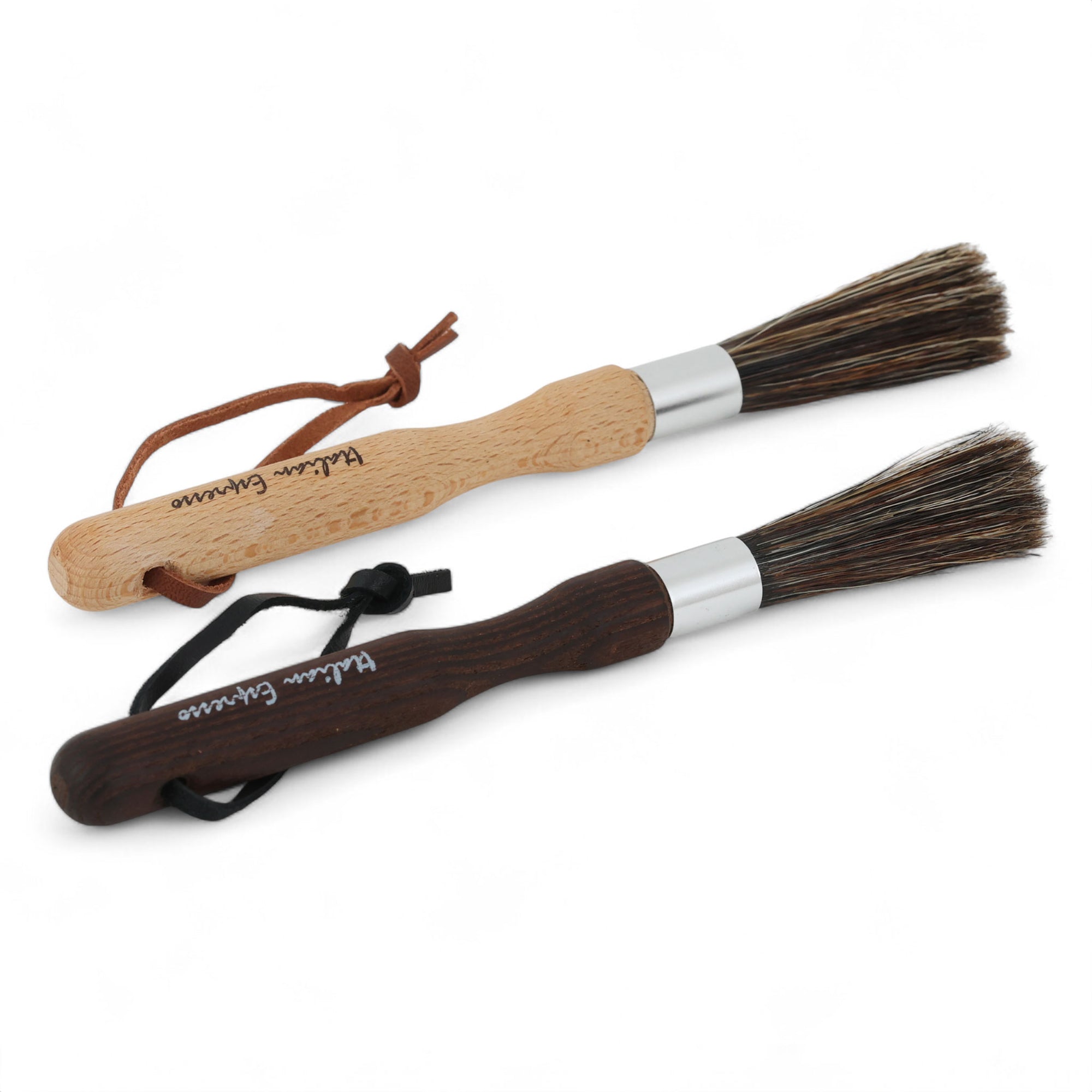 REDECKER（レデッカー）は、1935年にドイツ・フェルスマルトで創業された、天然素材を使用した高品質な生活道具を展開する老舗ブランドです。創業者フリーデル・レデッカー氏が視力を失ったことをきっかけに、手作業でブラシ製造を始めたことからスタートし、そのクラフトマンシップと品質へのこだわりは3世代にわたり継承されています。製品には天然木や植物繊維、動物毛などの自然素材が用いられ、環境に配慮したプラスチックフリーな暮らしを実現します。ナチュラルクリーニングやサステナブルなライフスタイルを志向する人々に人気があり、ドイツ製の確かな品質と伝統工芸品としての信頼性も評価されています。北欧風やミニマルな空間に調和する、美しく機能的なデザインも大きな魅力。REDECKERは、「クラフト」「デザイン」「品質」を大切にした、持続可能で丁寧な暮らしを支えるエコブランドとして、世界中で愛され続けています。