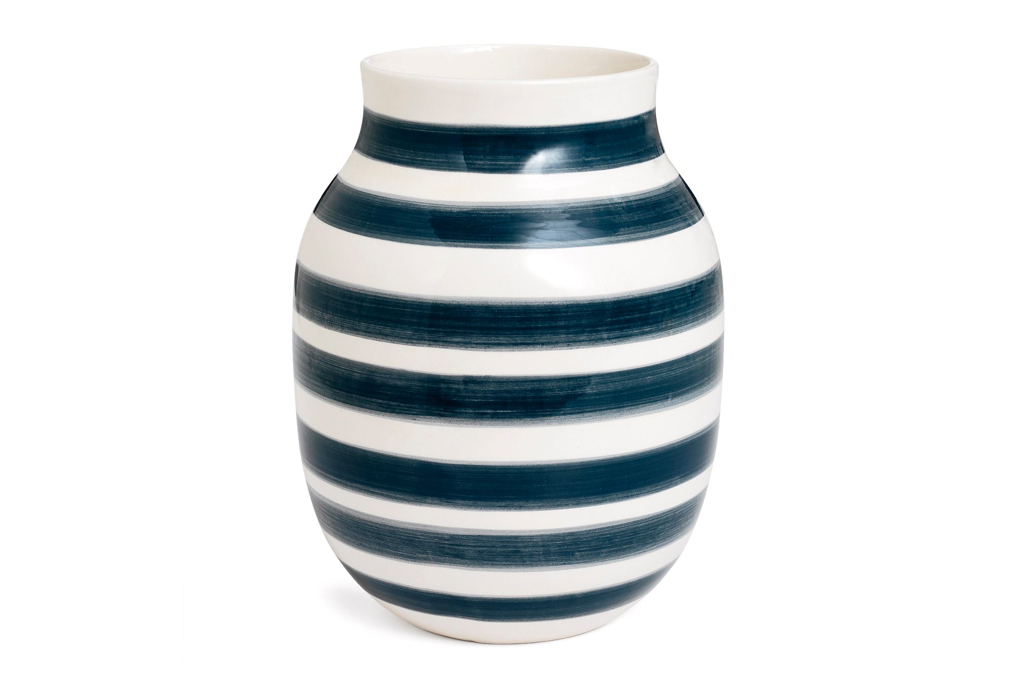 Omaggio (オマジオ) シリーズは、ケーラーの近年のデザインで最も大きな成功を収めたものの 1 つです。2008 年にデザインデュオ "Stilleben" によるデザインで発売され、モダンでソフトなシェイプにストライプを取り入れた新しいデザインですぐに大成功を収めました。このシリーズは、時代にあった創造的で遊び心のある外観を持ち、世界中のデザイン愛好家の間で人気を集めています。有機的な形状と手描きのストライプは、このシリーズにカジュアルな雰囲気を与え、優れたデザインと品質で多くの人々を魅了しています。