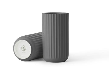 LyngbyPorcelæn（リュンビューポーセリン）はコペンハーゲンの北にあるコンゲス・リュンビューで1936年に磁器メーカーとして設立しました。このころ主流だった装飾的な磁器とは対照的に、ドイツのバウハウス運動の影響を強く受け、シンプルさと機能性の思想を取り入れたデザインで多くの人々に新鮮な印象を与えました。1969年には工場が一度閉鎖されましたが、2012年に生産を再開。現在はローゼンダール・デザイングループが運営し、伝統的な職人技と先進的な生産技術により、純粋な機能美のDNAを受け継ぐ製品を世に送り出しています。デンマークデザイン史上でも確立された存在であり、蚤の市でも当時のオリジナル品を入手するのは困難なほど現在も人気を博しています。