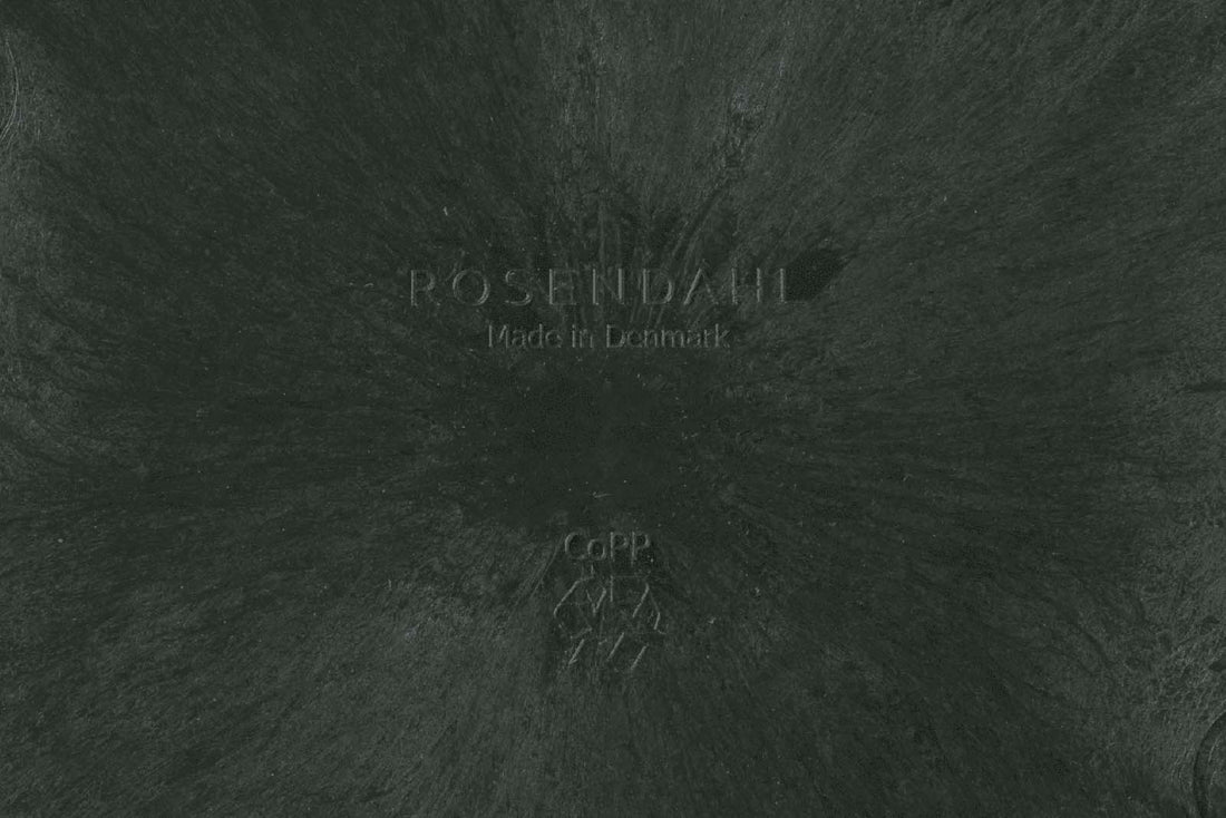 ROSENDAHLCOPENHAGEN(ローゼンダール社コペンハーゲン)は、1984年にエリック・ローゼンダールによって設立された、デンマークで最も知られるライフスタイルブランドのひとつです。「良質なデザインは、創造性と構造体の間の絶妙に保たれたバランスから生まれる」というエリックの哲学には、「実用的」であると同時に「ライフスタイルを豊かにする」という、北欧の伝統的なデザイン思想が受け継がれています。創業当初より、オーレ・パルスビー、エリック・バッガー、リン・ウッツォンなど世界の第一線で活躍する著名デザイナーとともに、革新的で洗練されたプロダクトを生み出してきました。デンマーク王室御用達インテリア店「IllumsBolighus(イルムス・ボーリフス)」から小さなセレクトショップまで、幅広いショップが取り扱うデンマークの代表的なブランドです。
