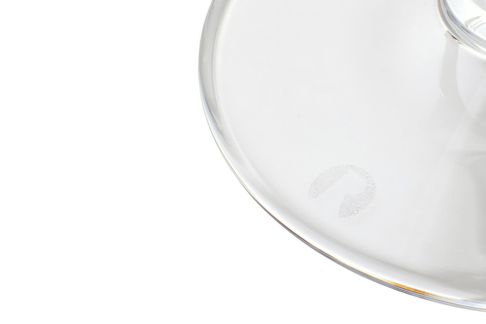 ROSENDAHLCOPENHAGEN(ローゼンダール社コペンハーゲン)は、1984年にエリック・ローゼンダールによって設立された、デンマークで最も知られるライフスタイルブランドのひとつです。「良質なデザインは、創造性と構造体の間の絶妙に保たれたバランスから生まれる」というエリックの哲学には、「実用的」であると同時に「ライフスタイルを豊かにする」という、北欧の伝統的なデザイン思想が受け継がれています。創業当初より、オーレ・パルスビー、エリック・バッガー、リン・ウッツォンなど世界の第一線で活躍する著名デザイナーとともに、革新的で洗練されたプロダクトを生み出してきました。デンマーク王室御用達インテリア店「IllumsBolighus(イルムス・ボーリフス)」から小さなセレクトショップまで、幅広いショップが取り扱うデンマークの代表的なブランドです。