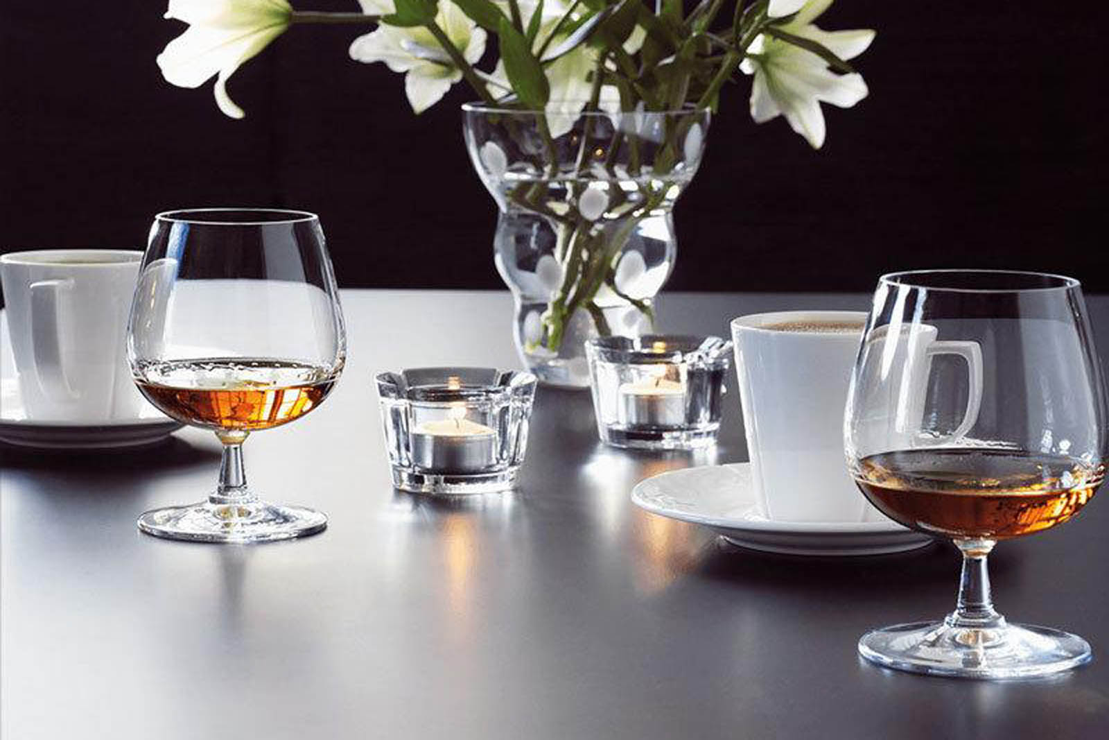 ROSENDAHLCOPENHAGEN(ローゼンダール社コペンハーゲン)は、1984年にエリック・ローゼンダールによって設立された、デンマークで最も知られるライフスタイルブランドのひとつです。「良質なデザインは、創造性と構造体の間の絶妙に保たれたバランスから生まれる」というエリックの哲学には、「実用的」であると同時に「ライフスタイルを豊かにする」という、北欧の伝統的なデザイン思想が受け継がれています。創業当初より、オーレ・パルスビー、エリック・バッガー、リン・ウッツォンなど世界の第一線で活躍する著名デザイナーとともに、革新的で洗練されたプロダクトを生み出してきました。デンマーク王室御用達インテリア店「IllumsBolighus(イルムス・ボーリフス)」から小さなセレクトショップまで、幅広いショップが取り扱うデンマークの代表的なブランドです。